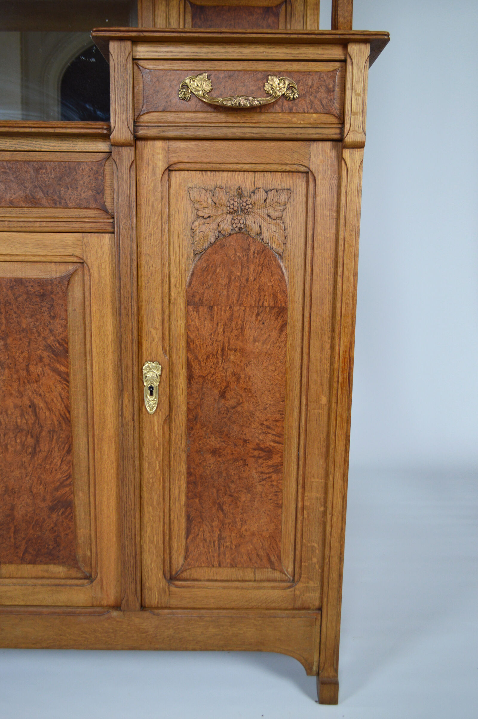 Buffet art nouveau en chêne et loupe, modèle au platane, vers 1910