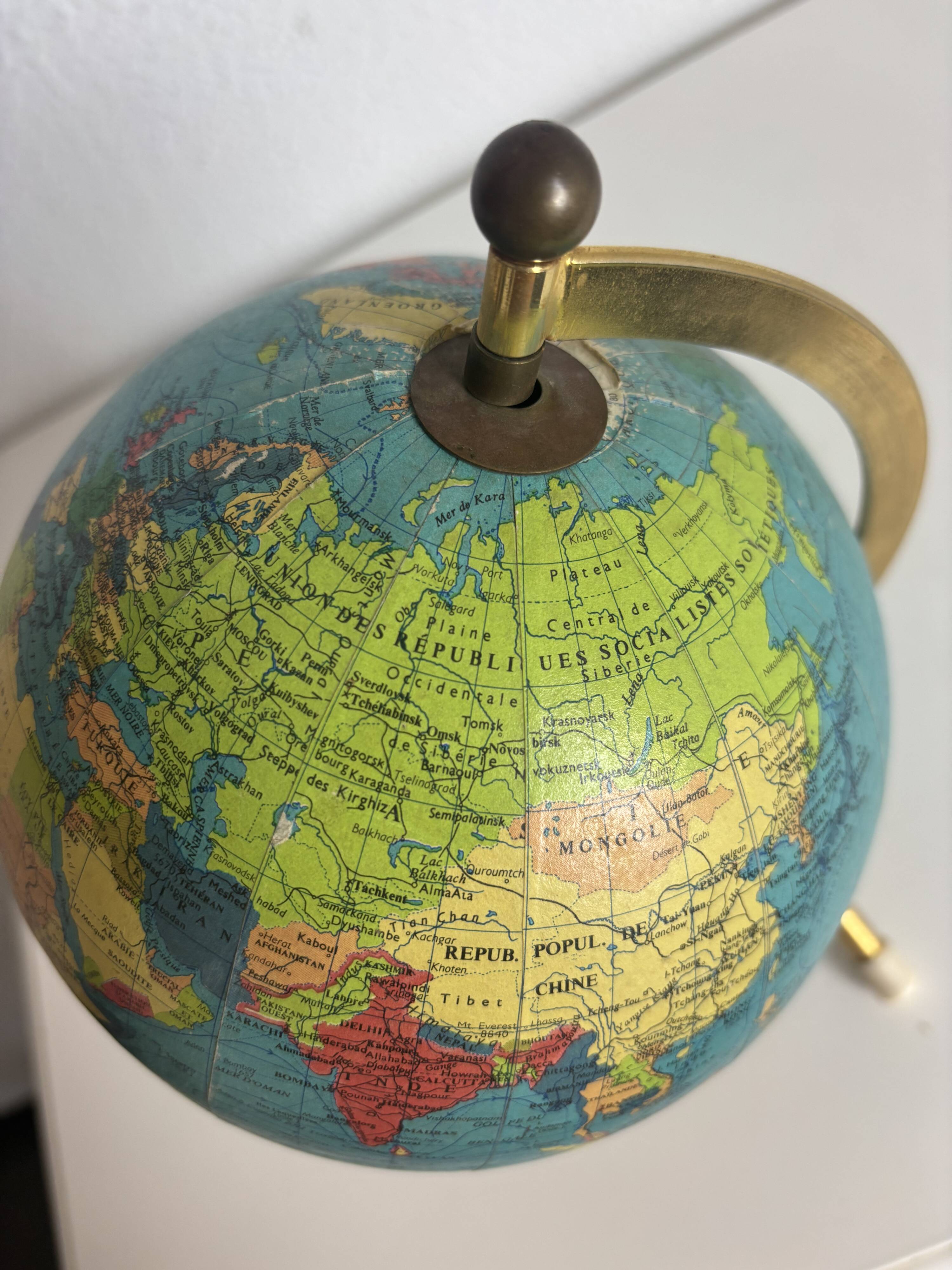 Globe terrestre vintage 1967 mappemonde dorée tripode Taride - 23 cm