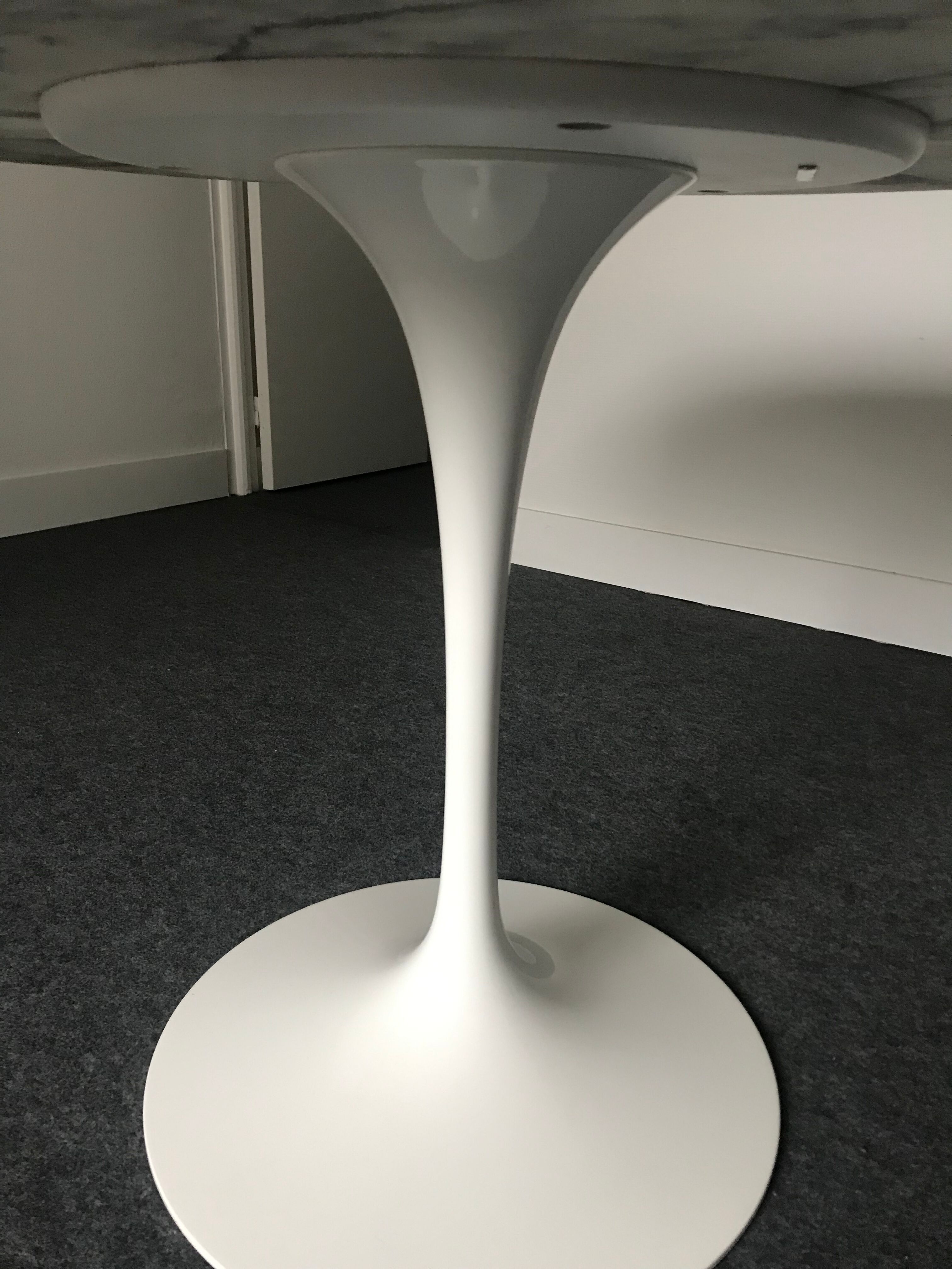 Tulip table by Eero Saarinen, Knoll edition