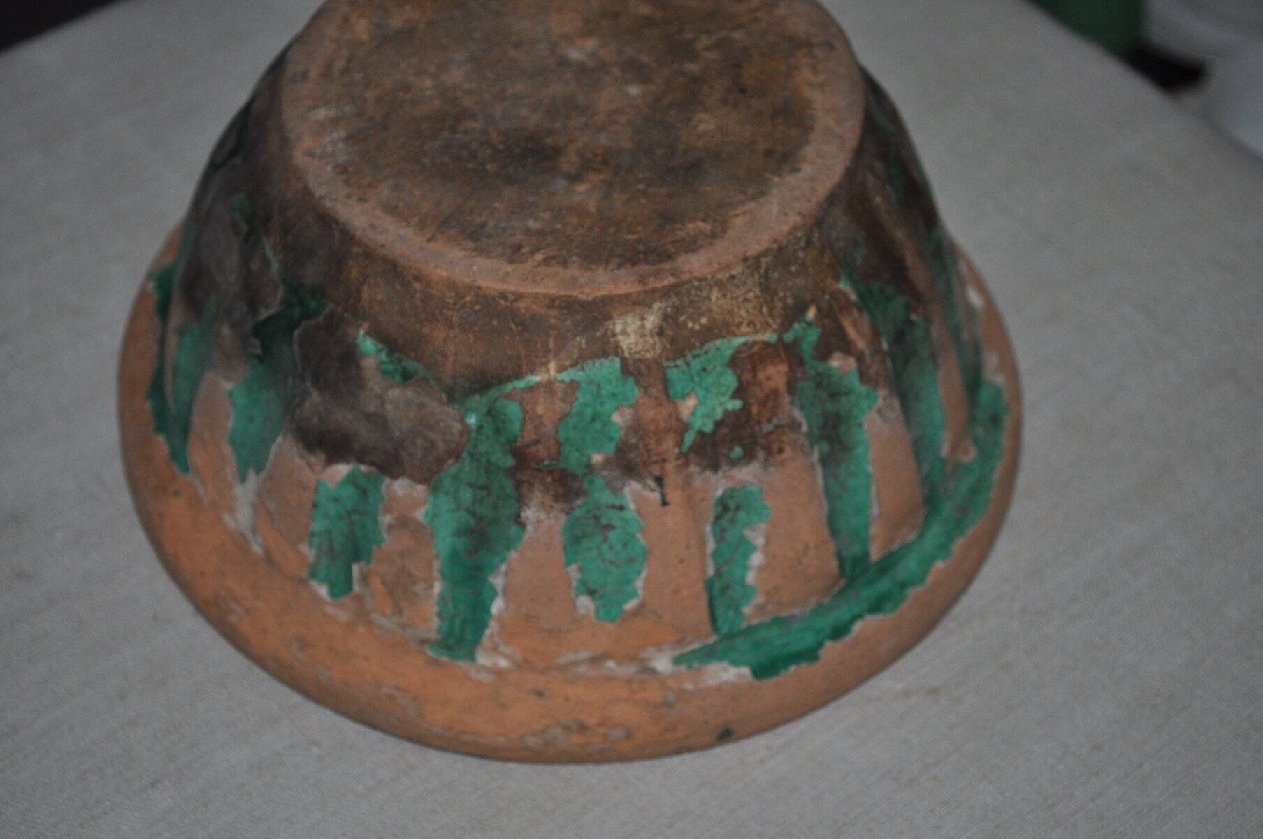 Set of 2 mid-century bowls in brown and green stoneware, rustic patina.