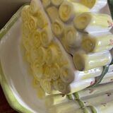 Plat à asperge en barbotine