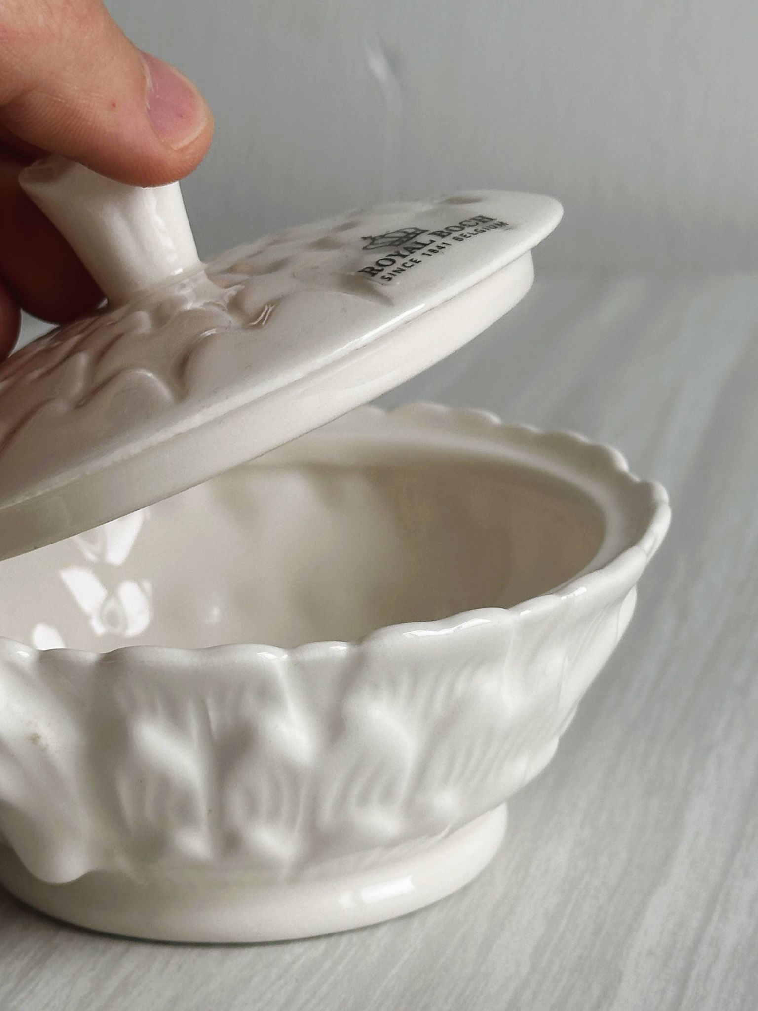 Sucrier ou boîte à condiments, porcelaine blanche