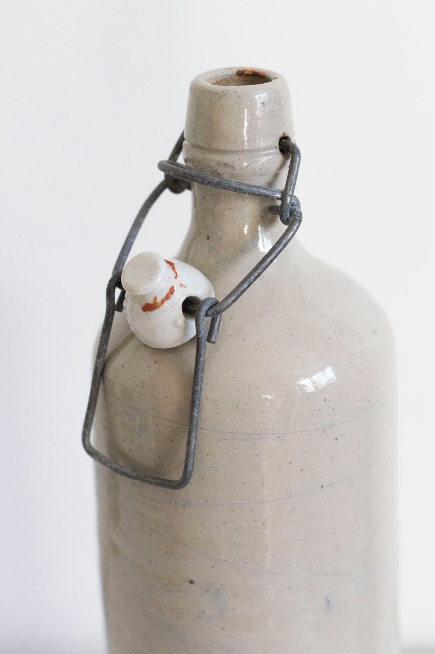 Bottle of enamelled stoneware hot water bottle