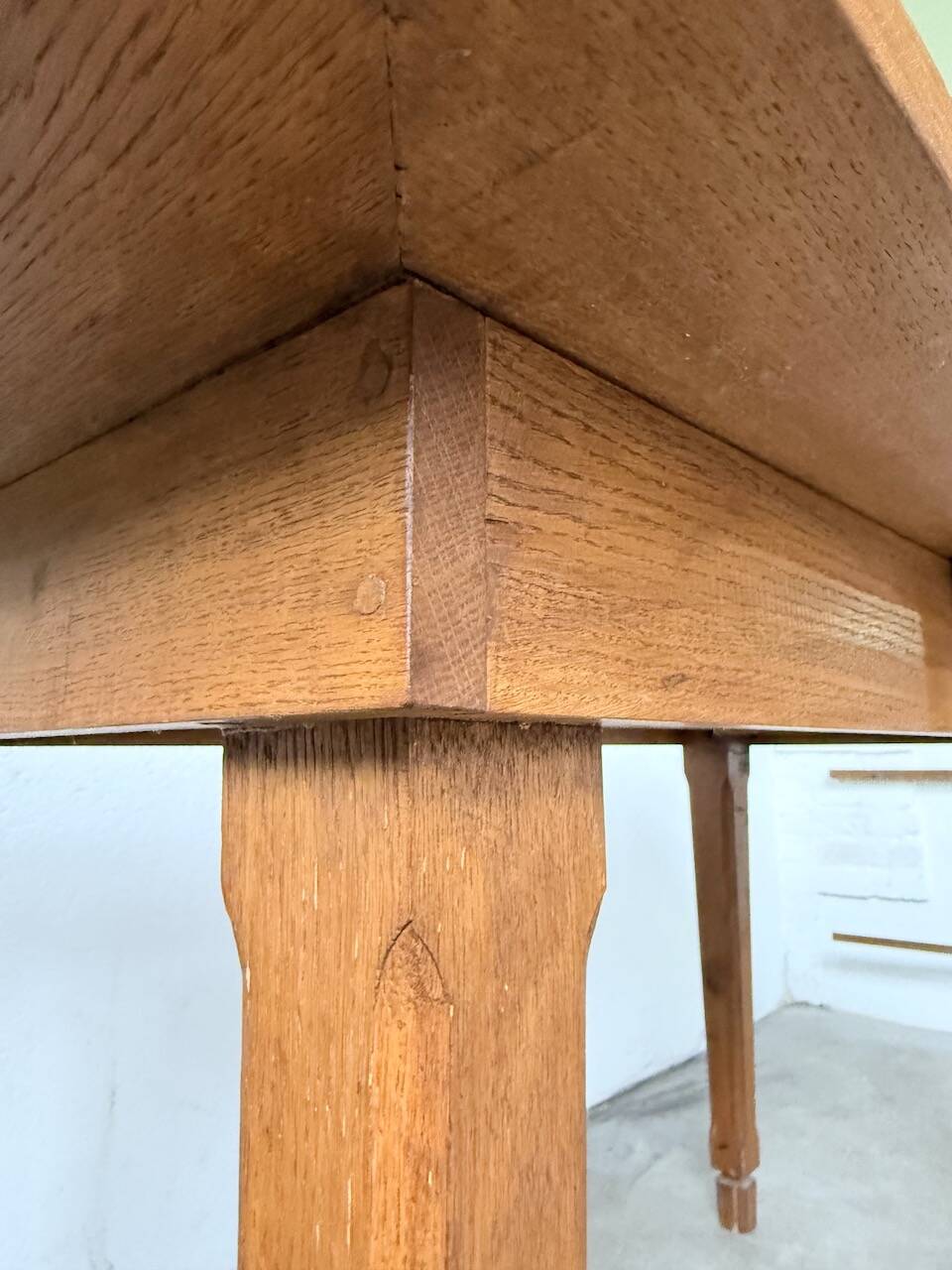 Extendable farmhouse table in oak