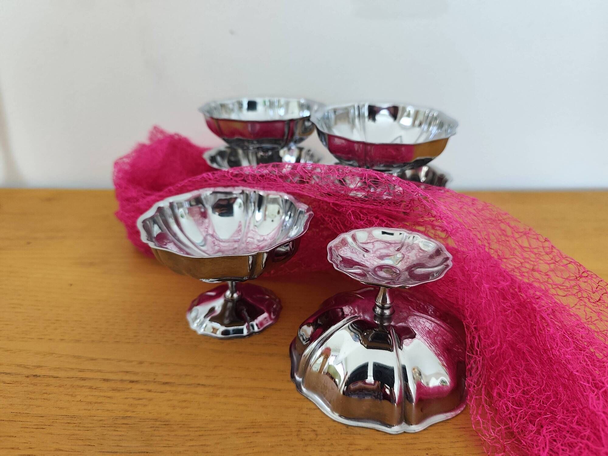 Set of 6 stainless steel ice cream bowls from the 1970s.