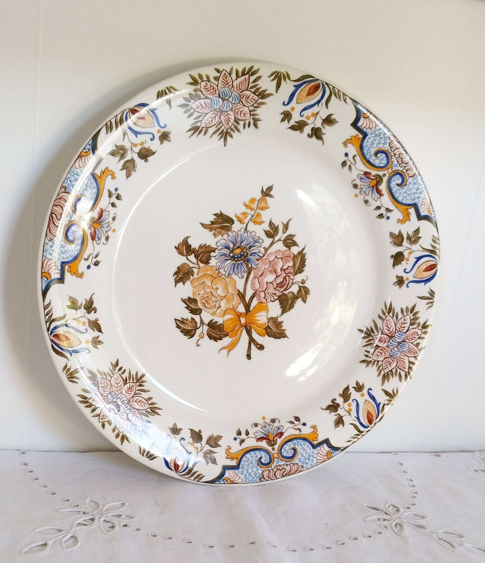 Flat plate in Gien earthenware, Bordeaux "Au Bouquet" model