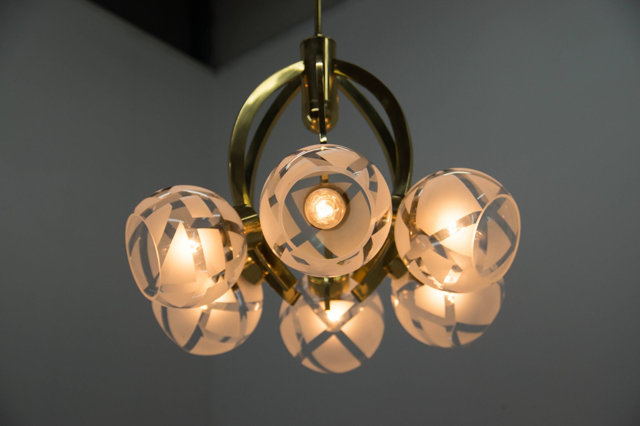 Lustre à 6 bras en laiton et verre, années 1980