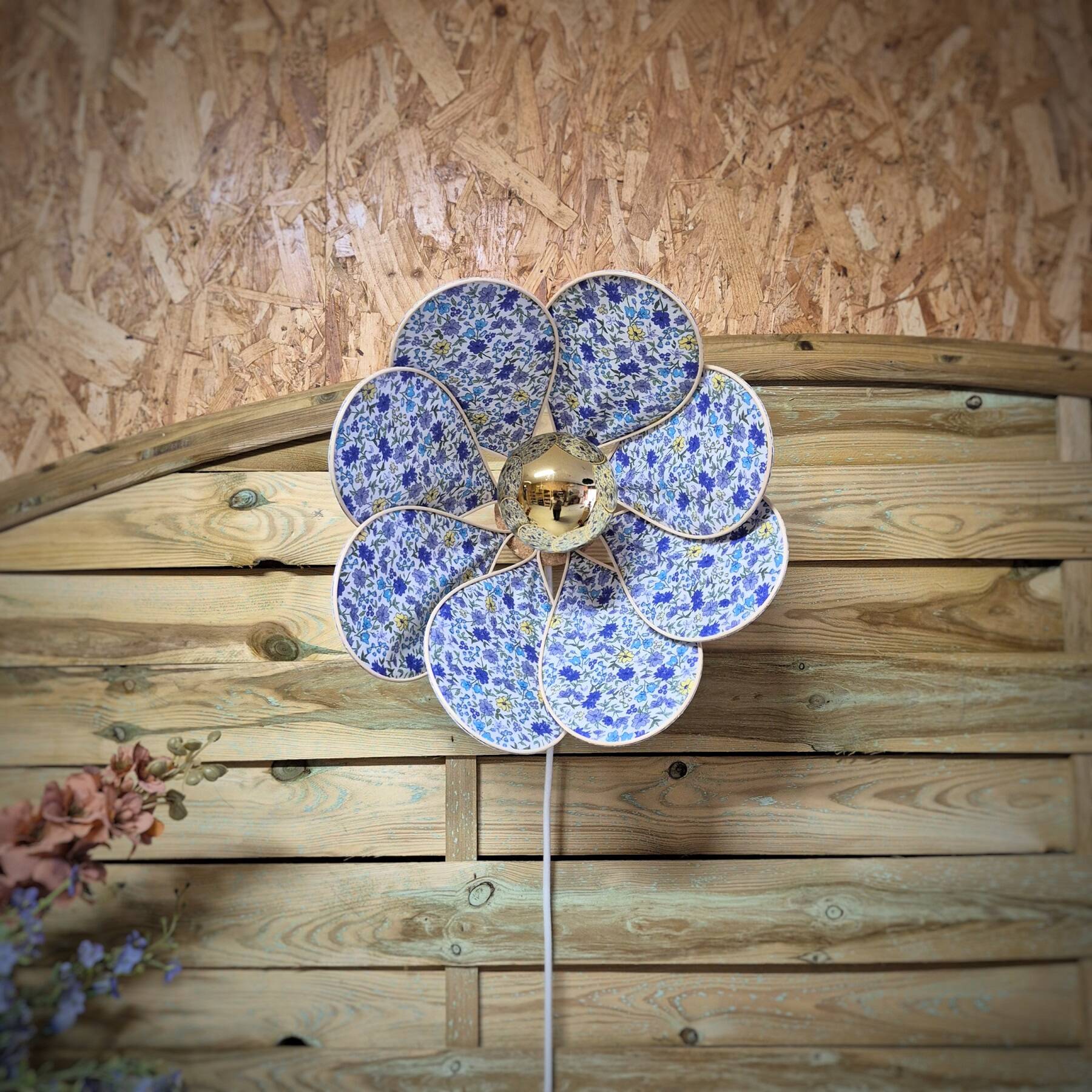 Applique murale fleur, 8 pétales en rotin et tissu fleuri