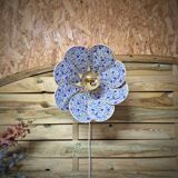 Applique murale fleur, 8 pétales en rotin et tissu fleuri