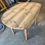 Extendable wooden table