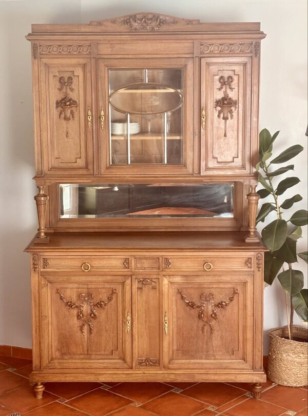 Buffet deux corps de style Louis XVI en chêne sculpté avec miroir – Né