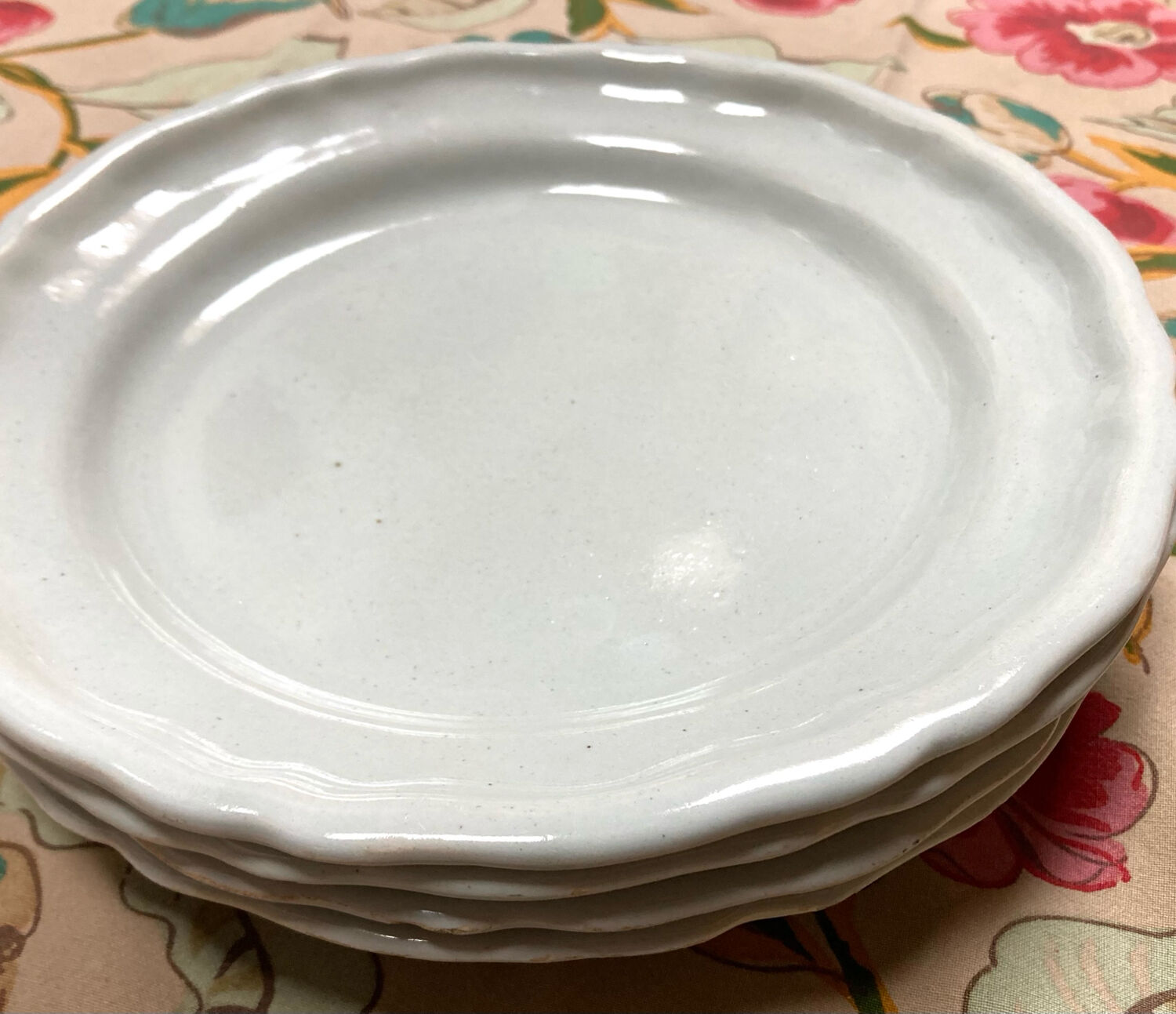 4 white earthenware plates
