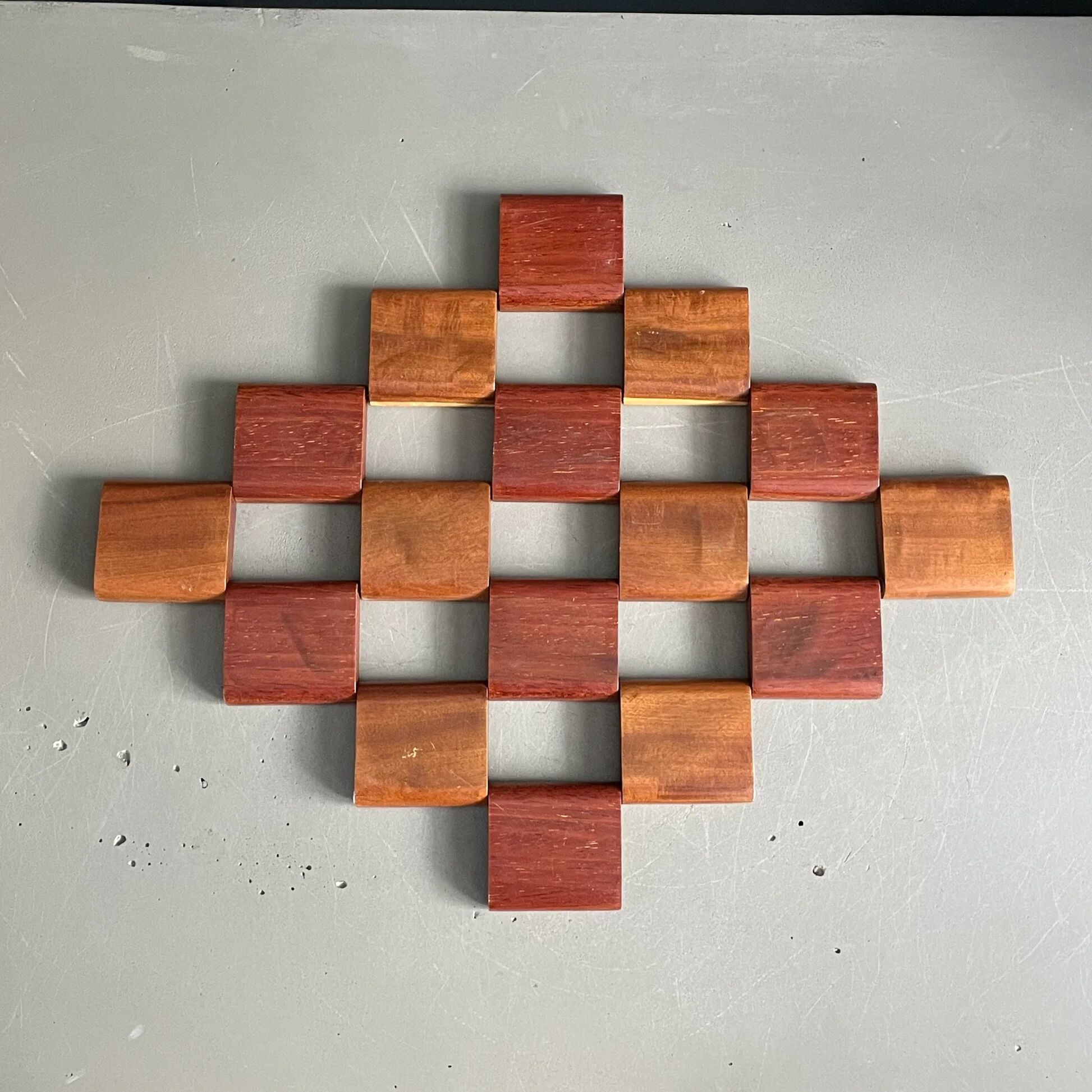 Dessous de plat articulé en bois