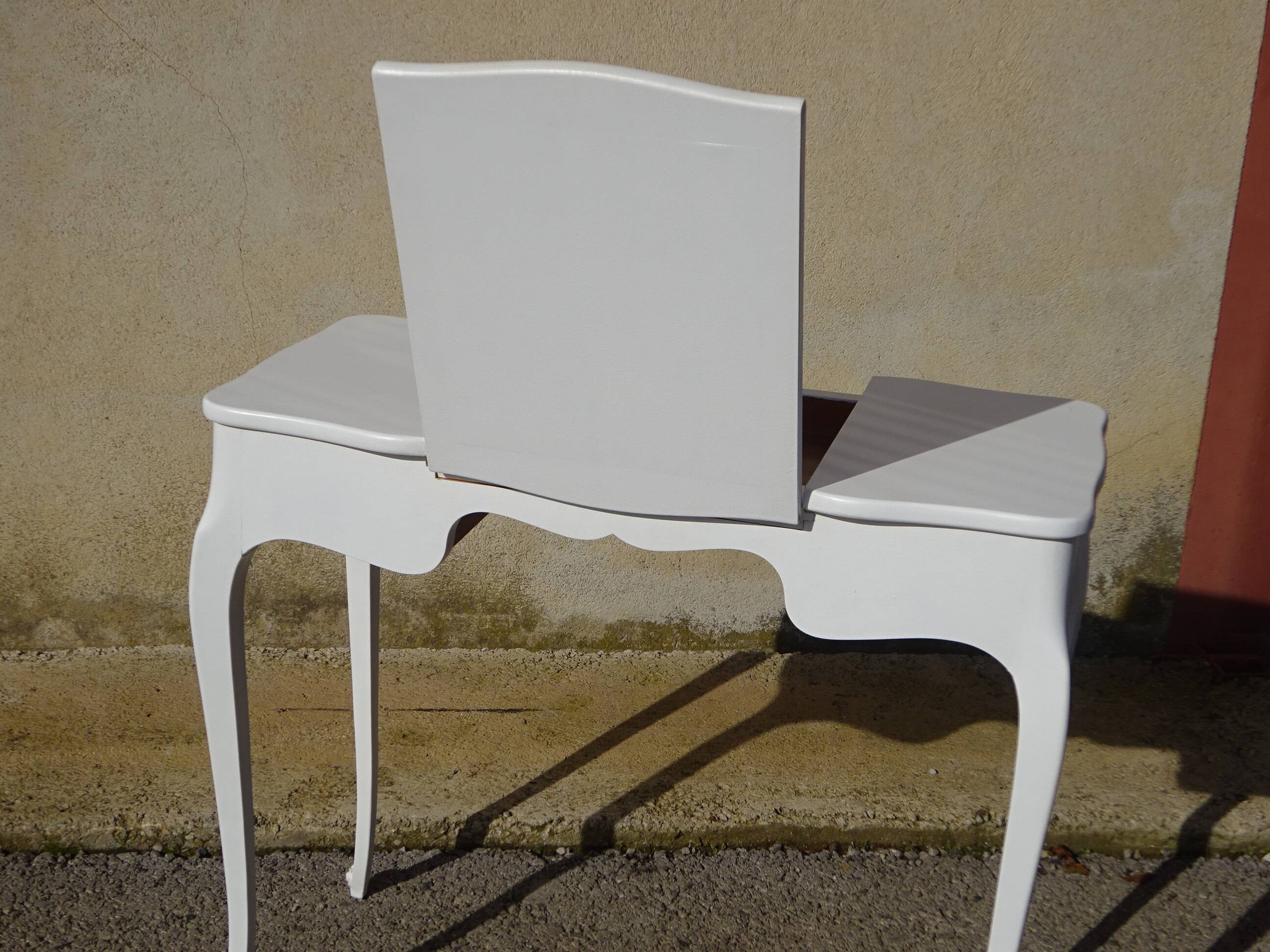 Petite coiffeuse en bois blanc