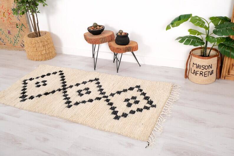 Beni Ouraine handwoven rug, traditional style, size 140 x 250 cm