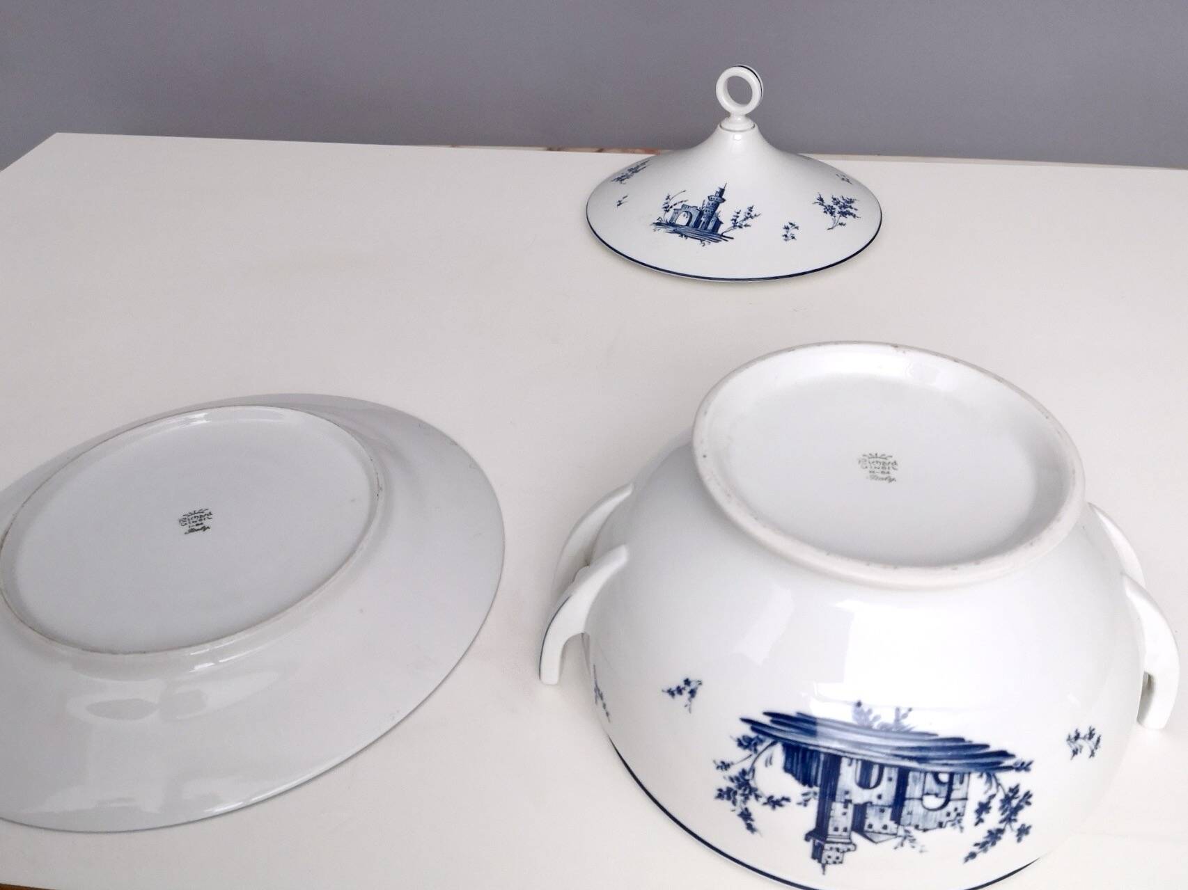 Assiette à soupe néoclassique en porcelaine blanche et bleue de Richard Ginori, Italie
