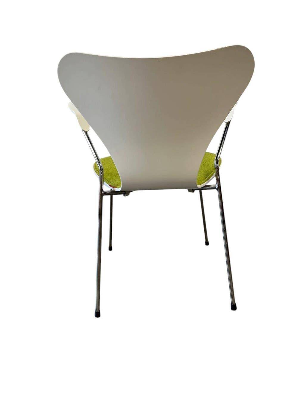Bright green vintage chair with armrests, Fritz Hansen Series 7