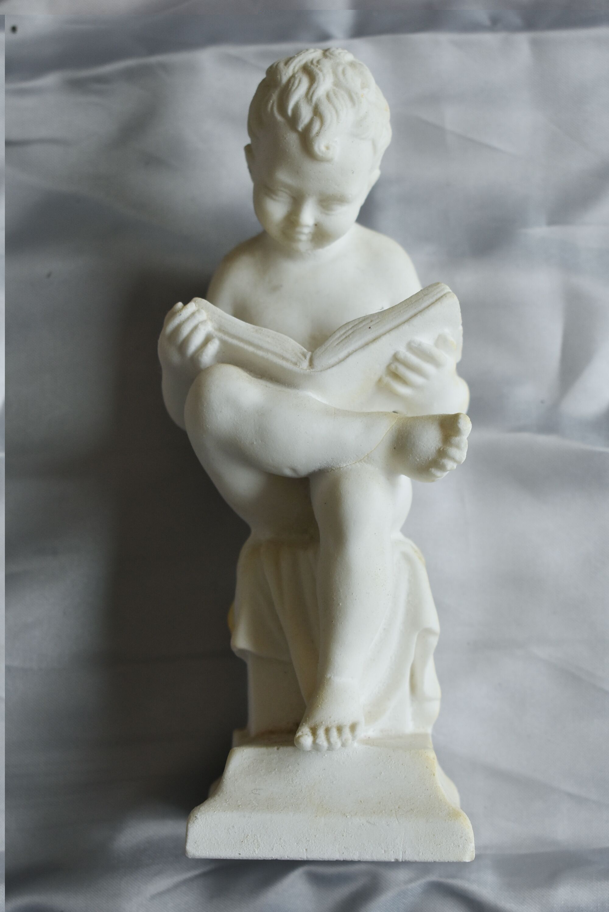 Charming Canova style children's statuette in marble powder (Italy)