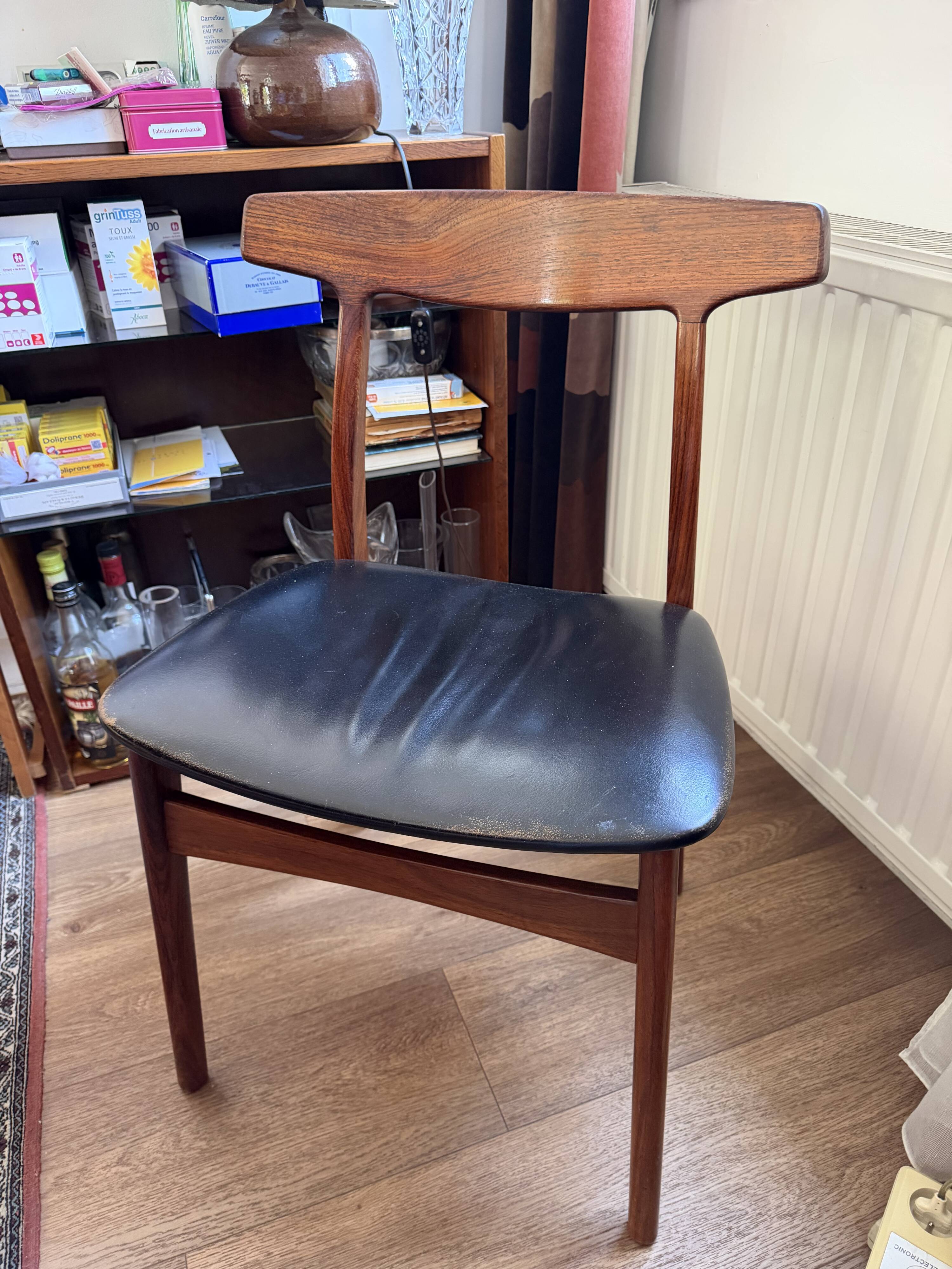 Dining table and 4 chairs in rosewood from the 60s/70s.
