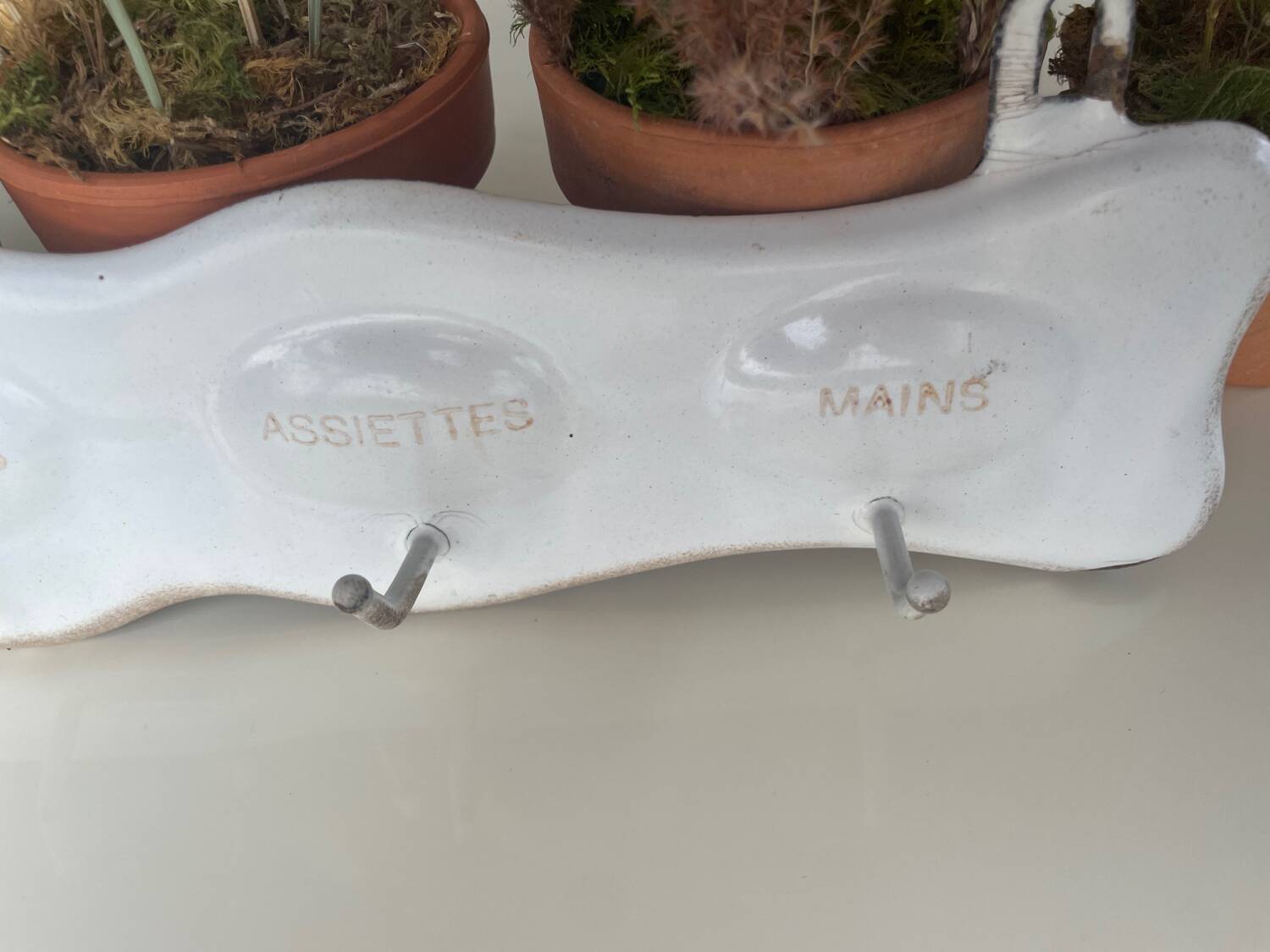 Enamelled sheet metal with inscriptions and hooks