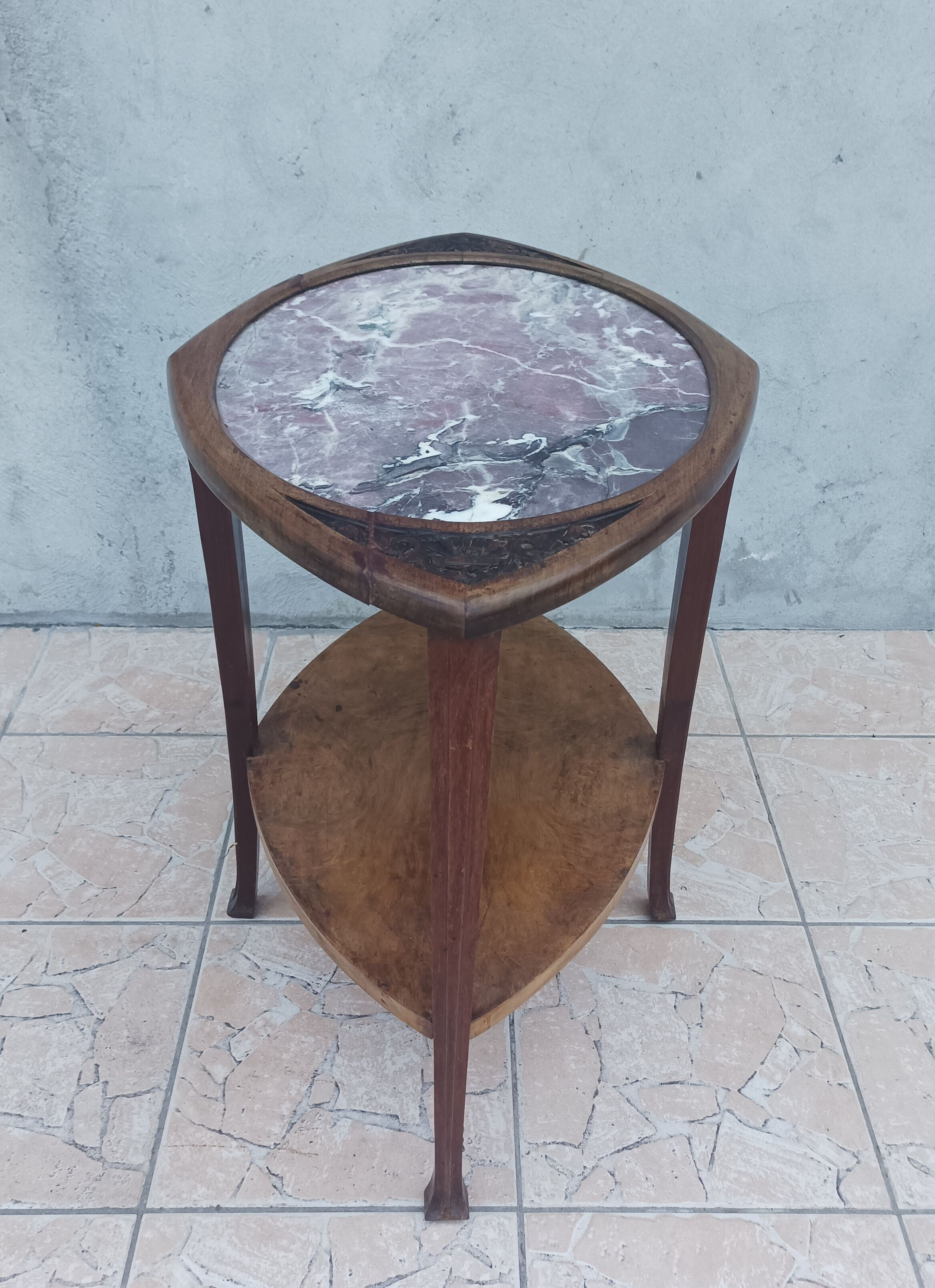 Table guéridon Art Nouveau en acajou et dessus en marbre