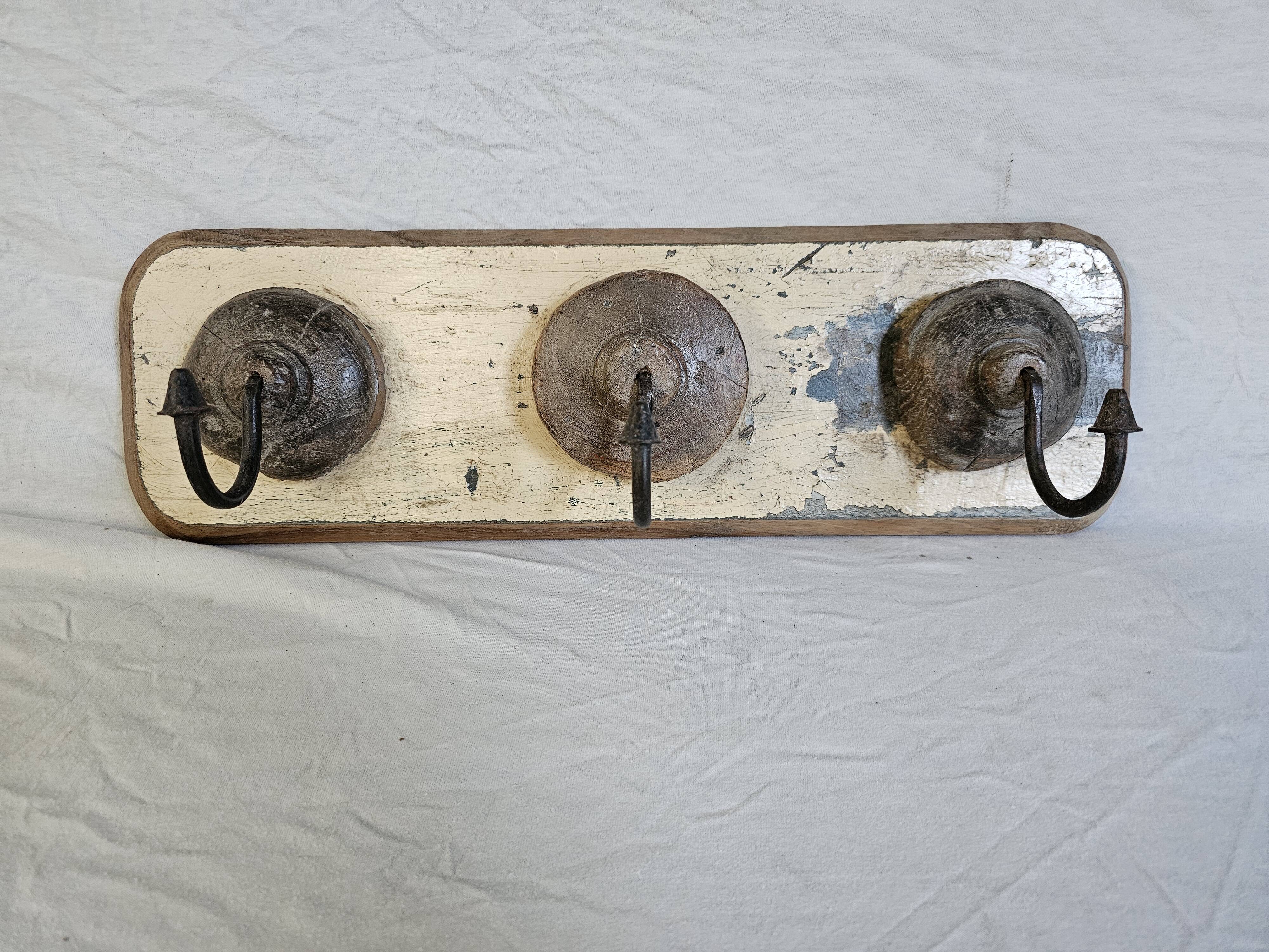 Ecru solid teak coat hook with 3 cast iron hooks