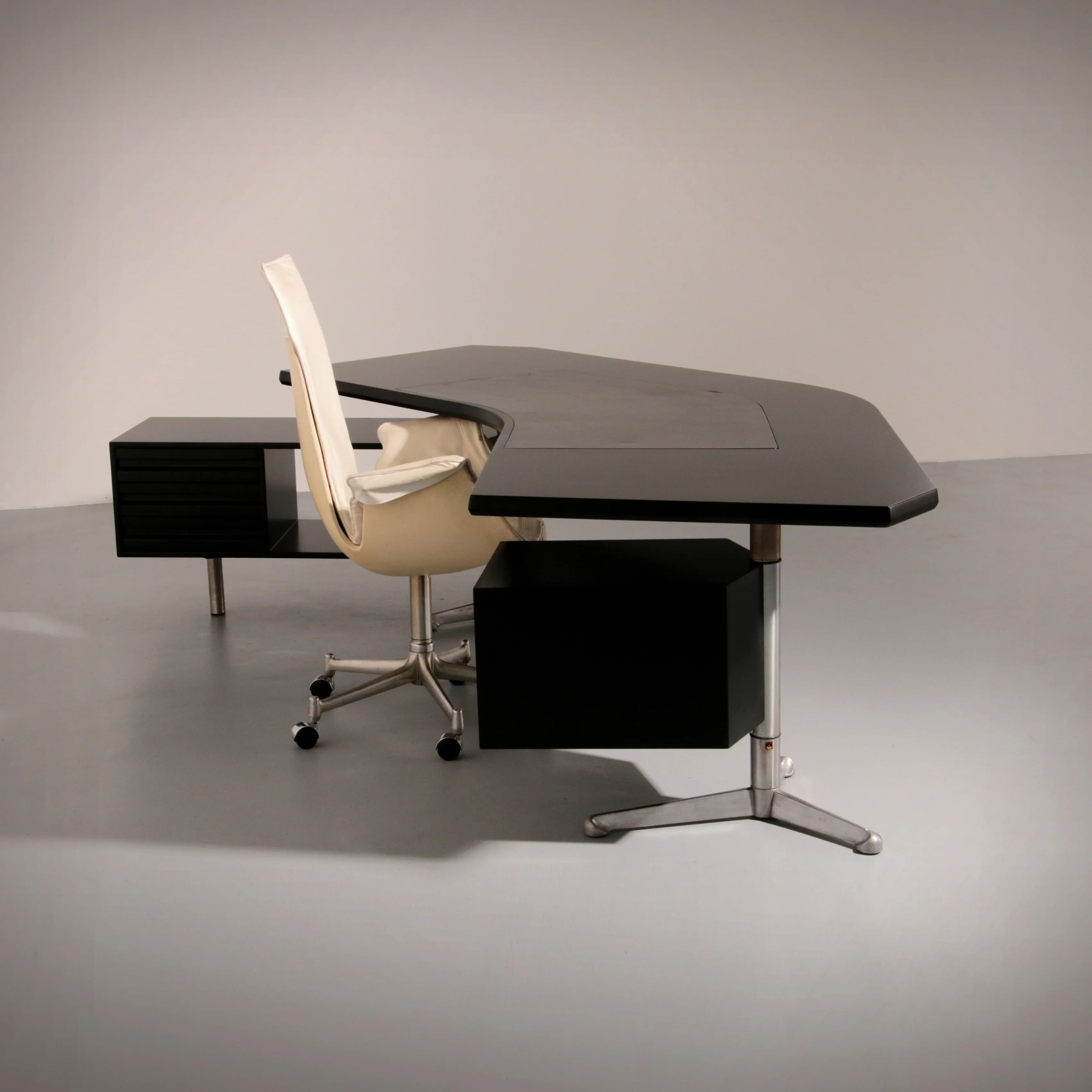 Bureau d'angle exécutif 'T96' d'Osvaldo Borsani pour Tecno en bois laqué noir