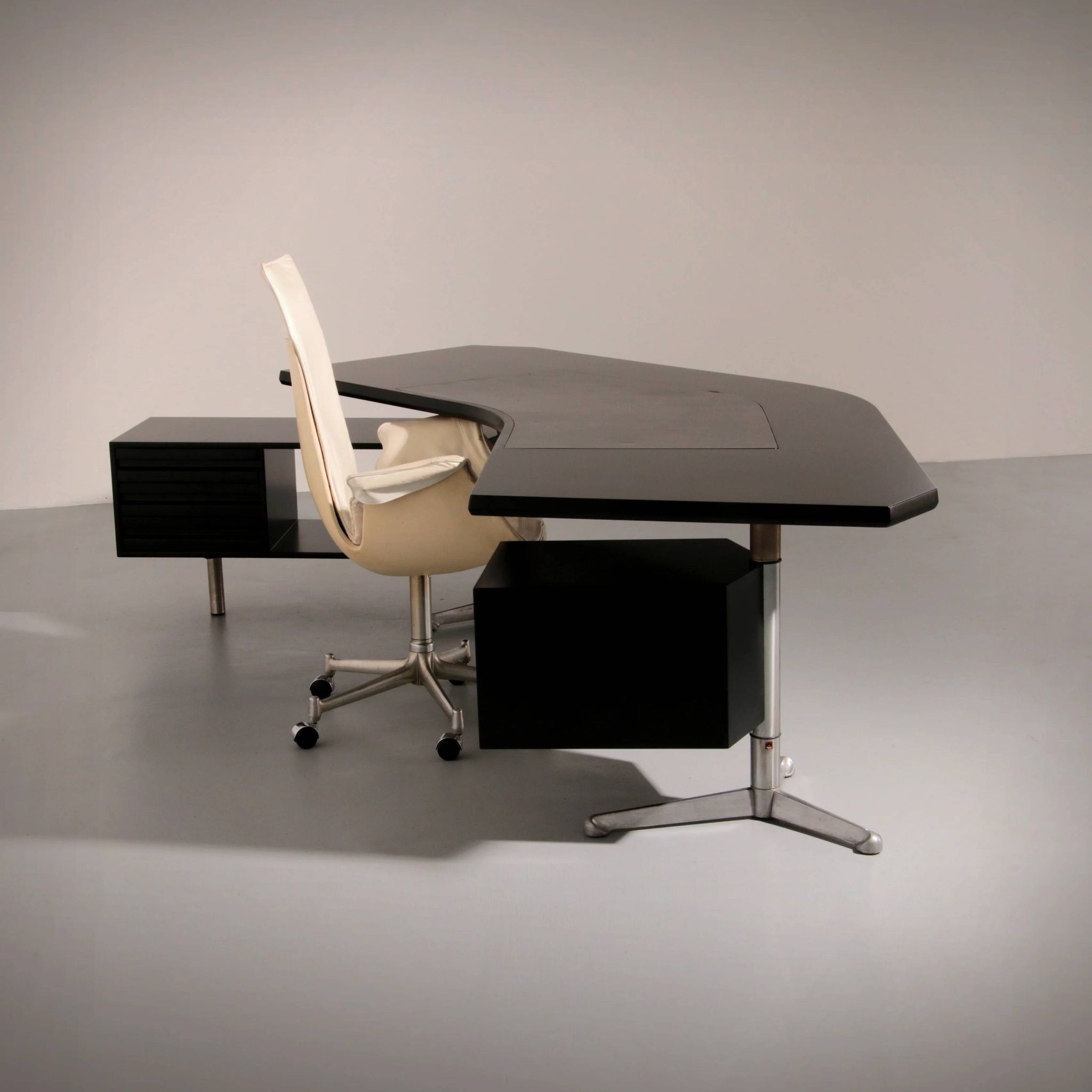 Osvaldo Borsani for Tecno ‘T96’ executive corner desk in black lacquered wood