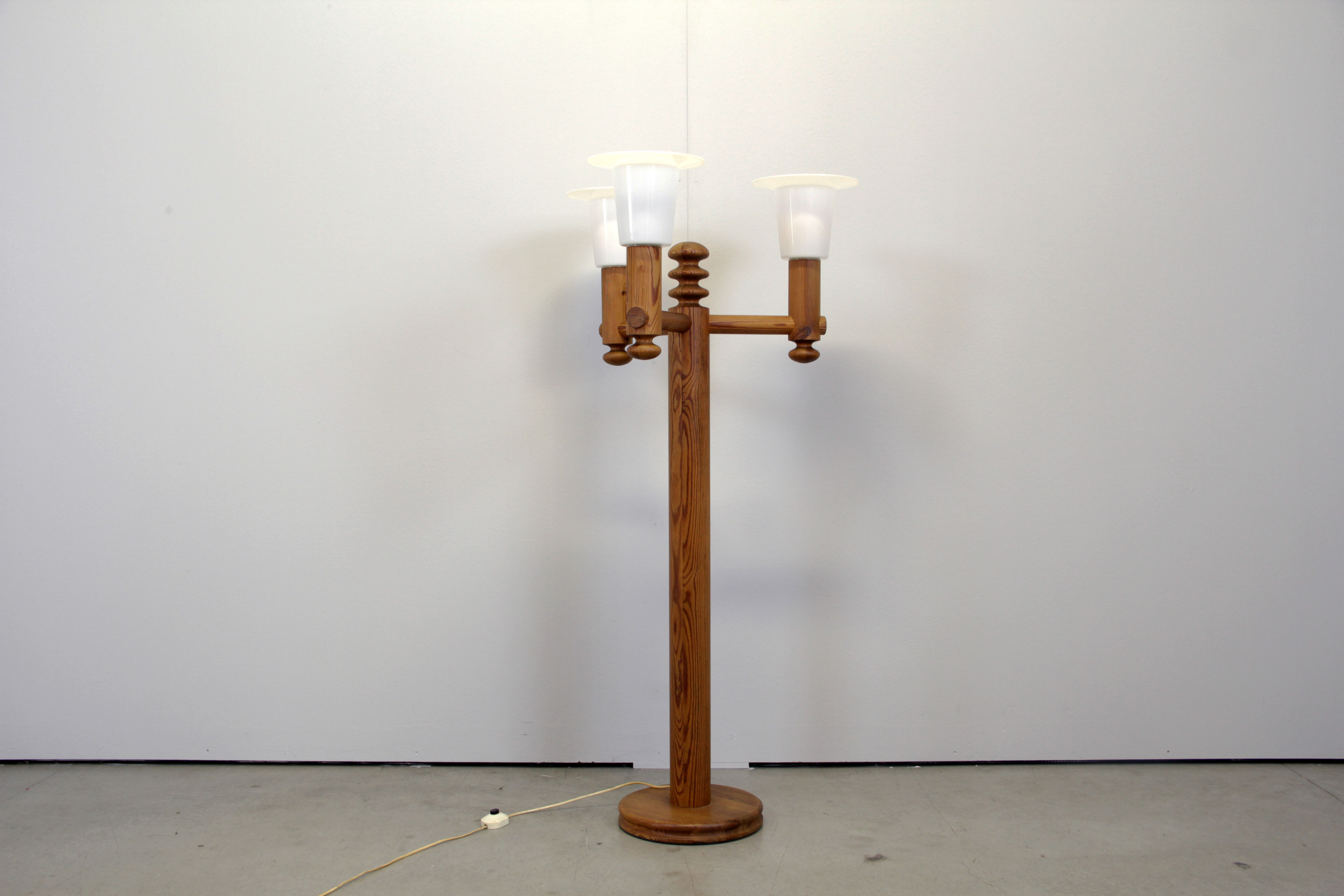 Turned solid pine floor lamp by Uno Kristiansson for Luxus Sweden, 1970s