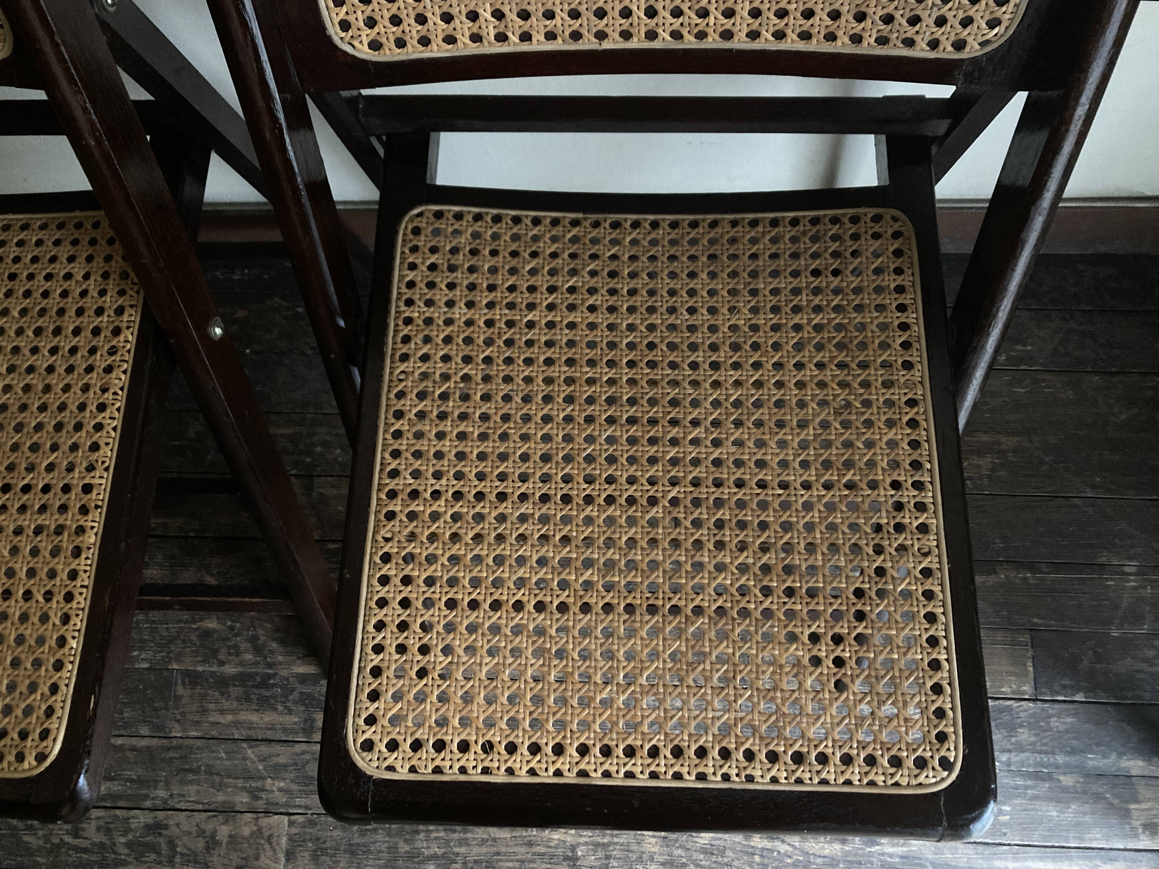 Paire de chaises pliantes cannées 1960