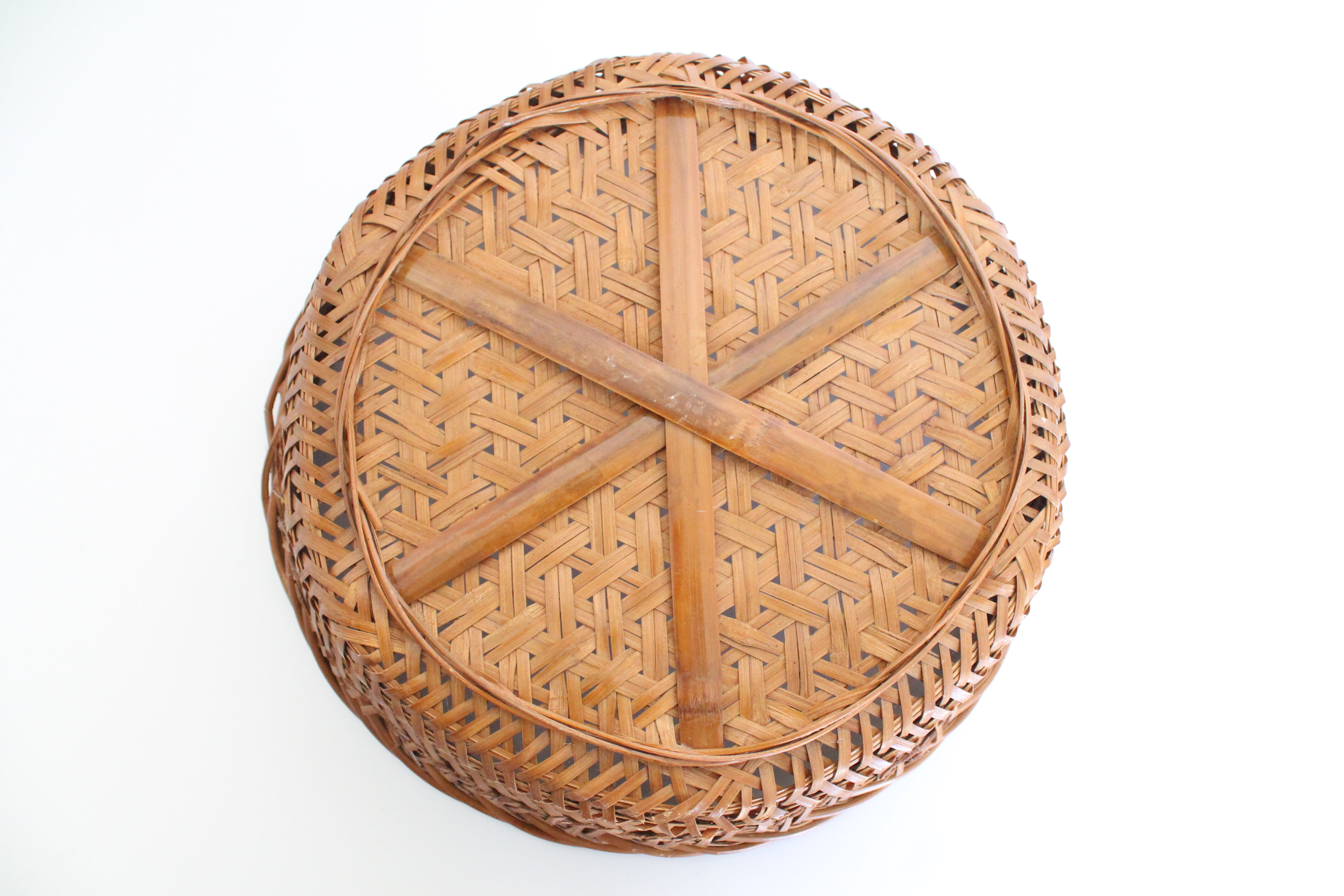 Wicker basket, fruit cut