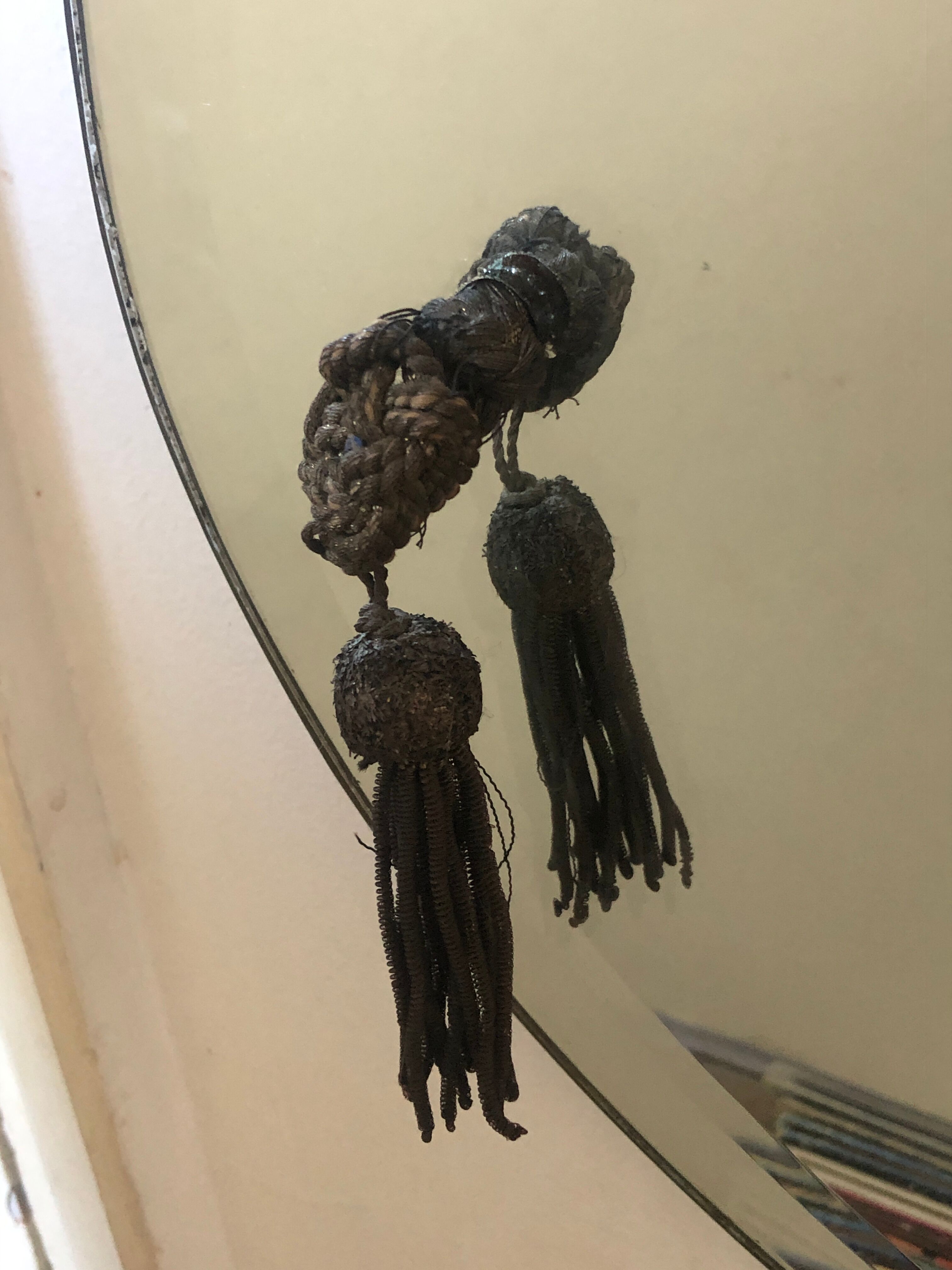 Oval mirror pompom and former link