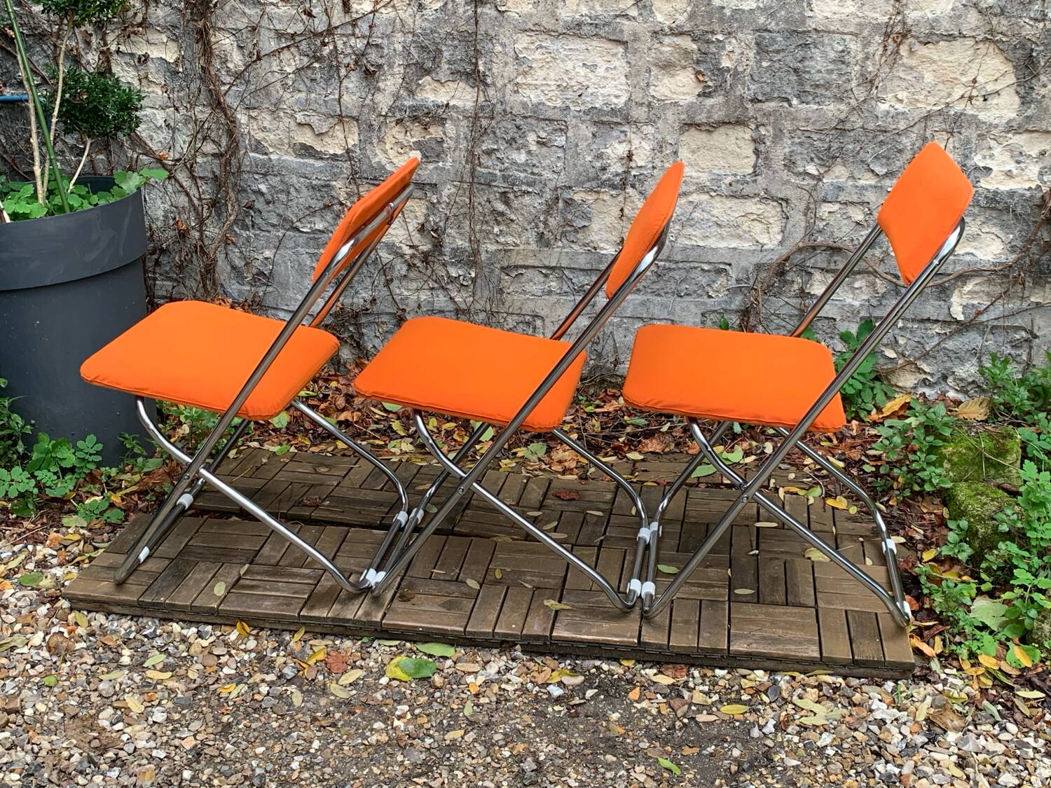 Framar orange felt folding chairs 1970