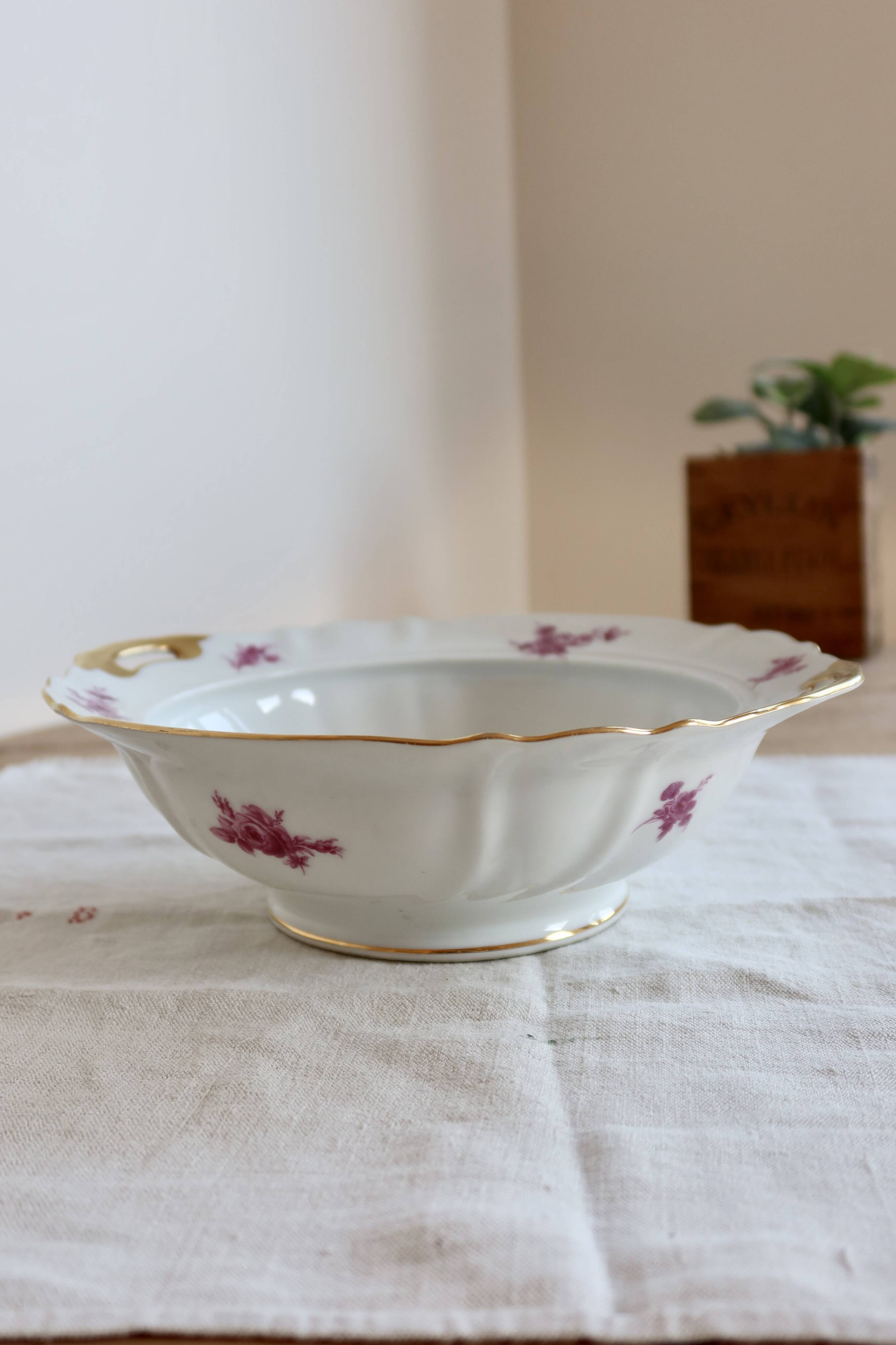 Vintage salad bowl in Limoges porcelain by Ahrenfeld – Pink floral decoration
