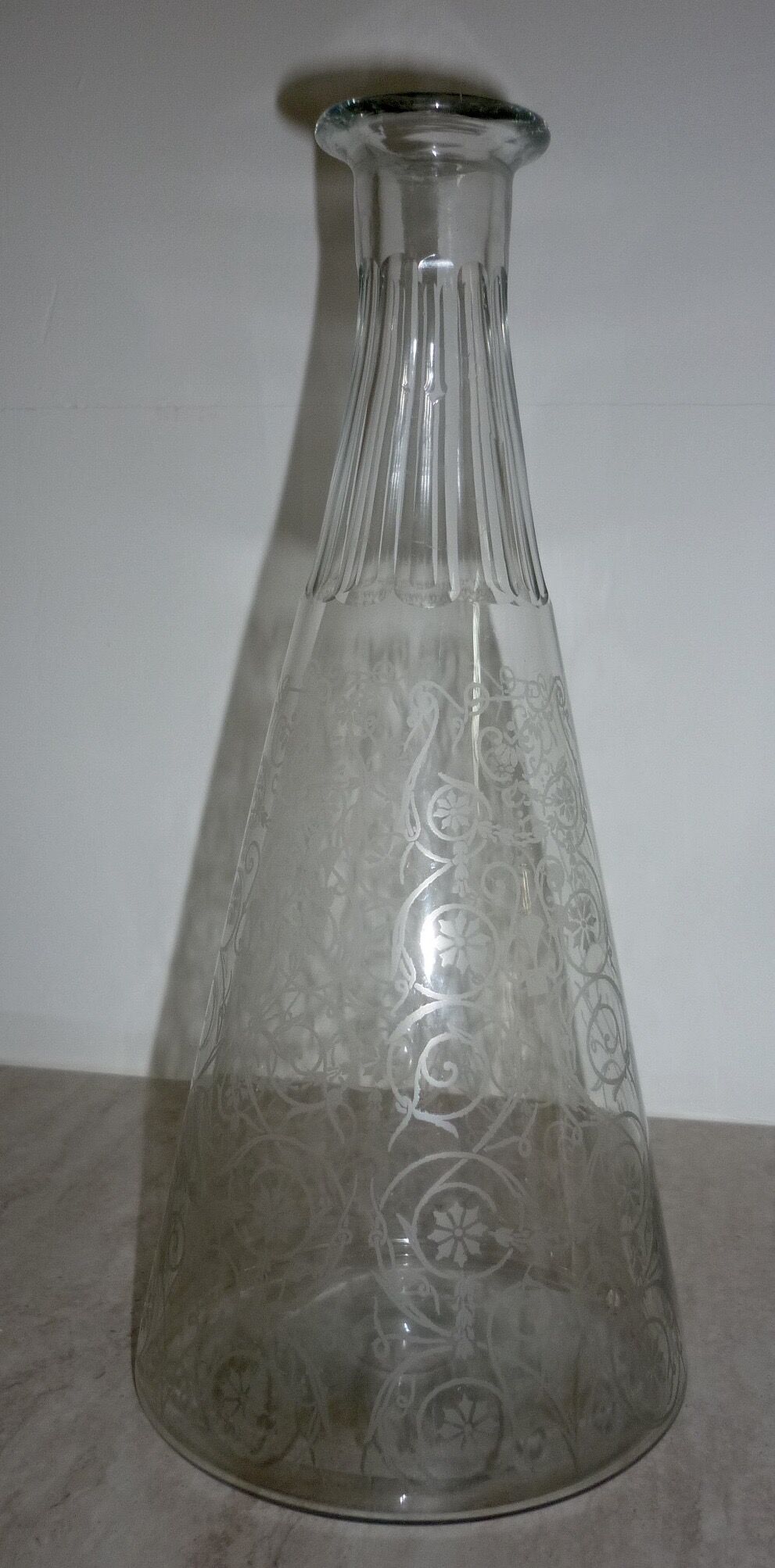 Water carafe in engraved decoration glass