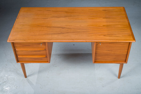 Teck de bureau moderne danois du milieu du siècle par Svend Madsen pour Falster, années 1970
