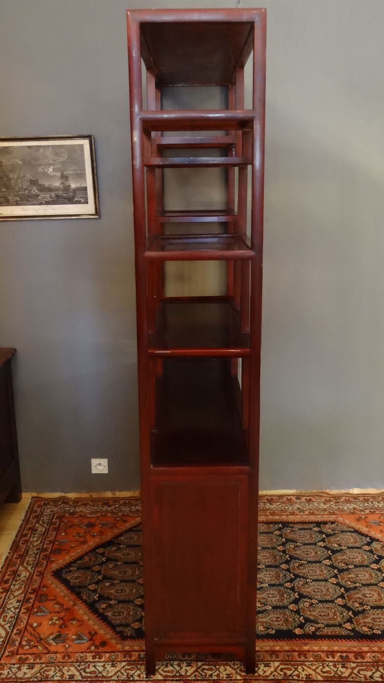 Low sideboard surmounted by bibus shelves in red lacquered wood, China XXth, 120 x 195 cm