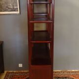 Low sideboard surmounted by bibus shelves in red lacquered wood, China XXth, 120 x 195 cm