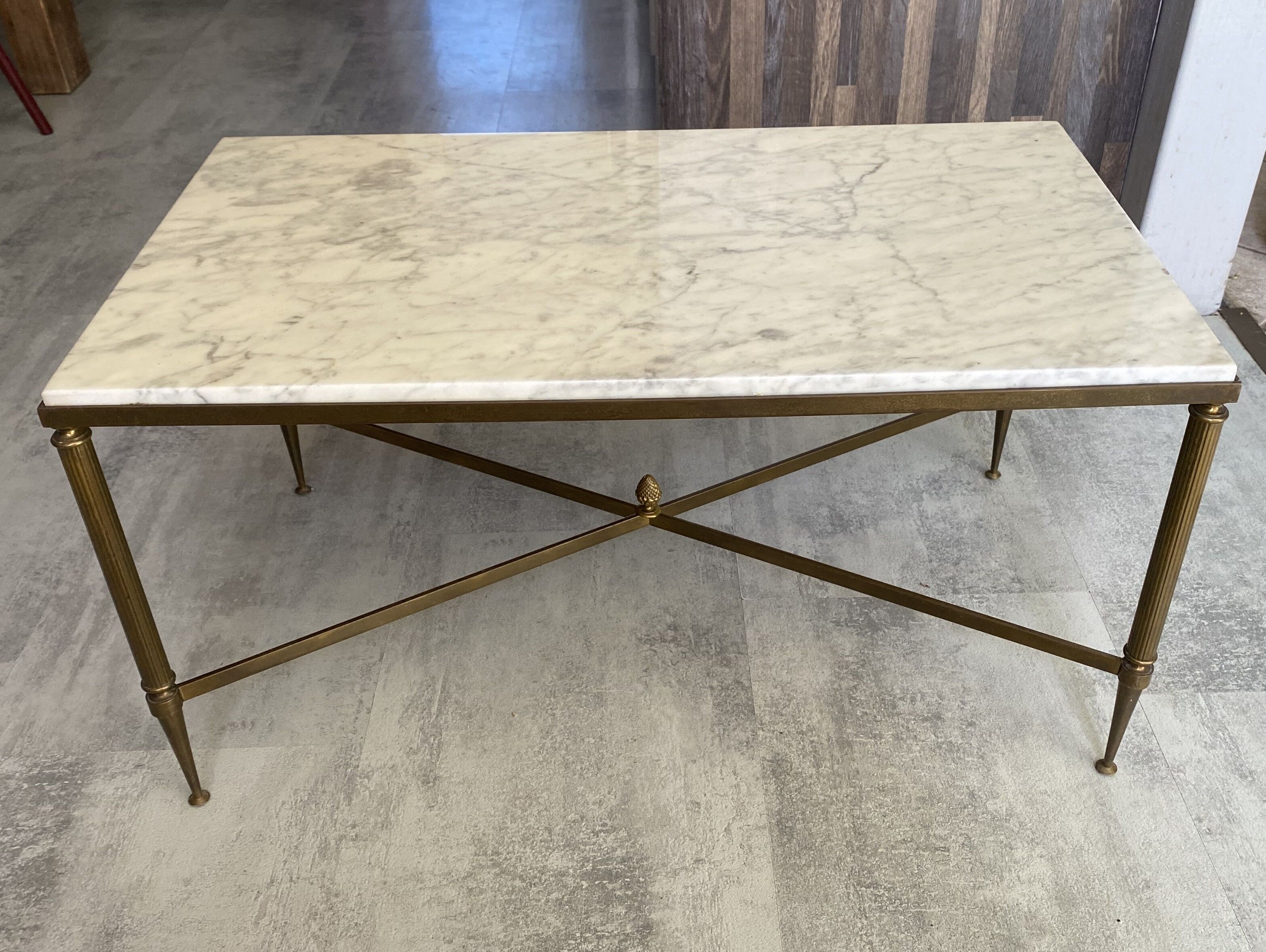 Table basse marbre blanc gris structure en métal laiton doré vintage 60s