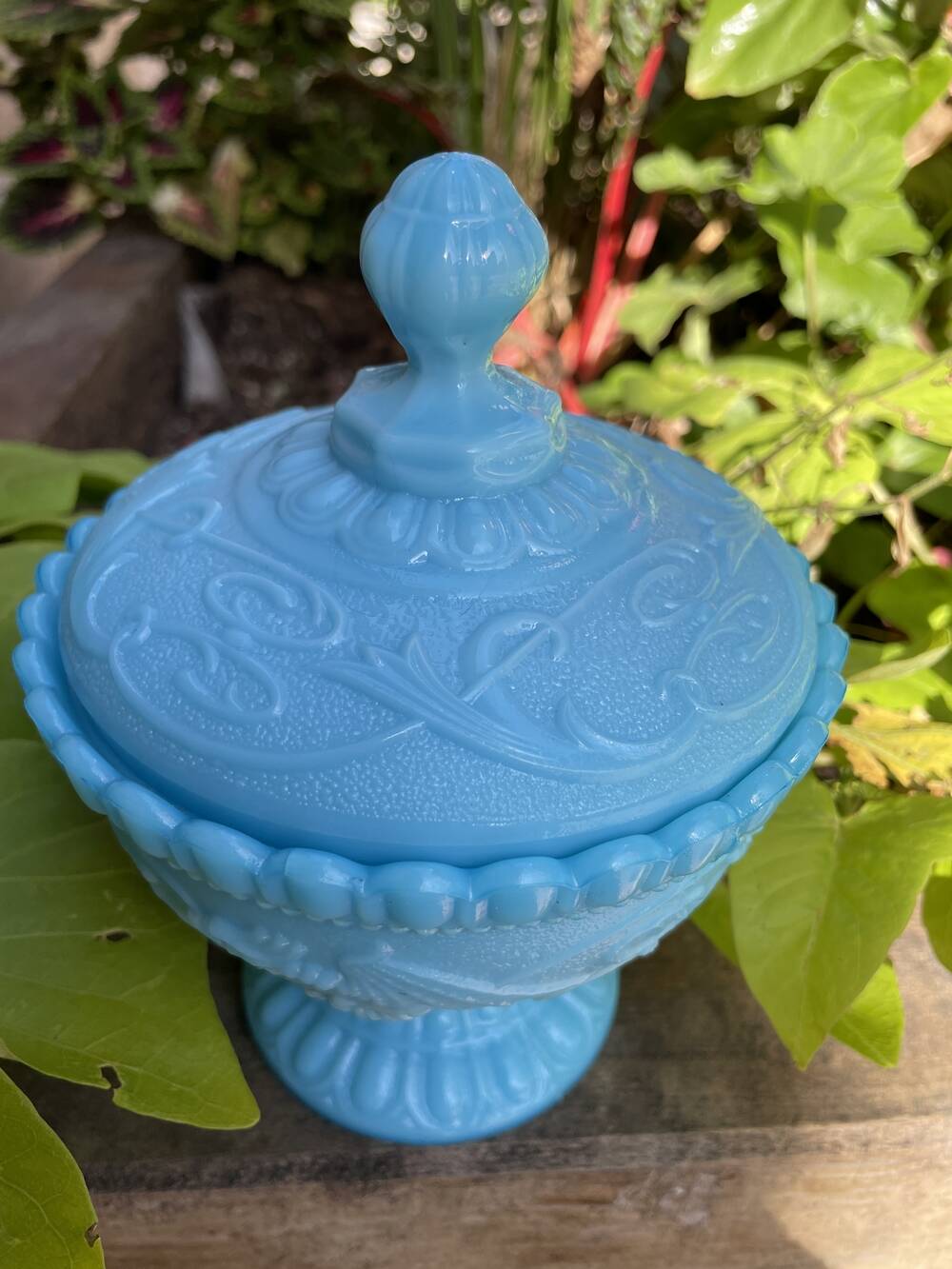 Bonbonnière or sugar bowl in turquoise opaline portieux with stylised dragon decoration.