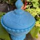 Bonbonnière or sugar bowl in turquoise opaline portieux with stylised dragon decoration.