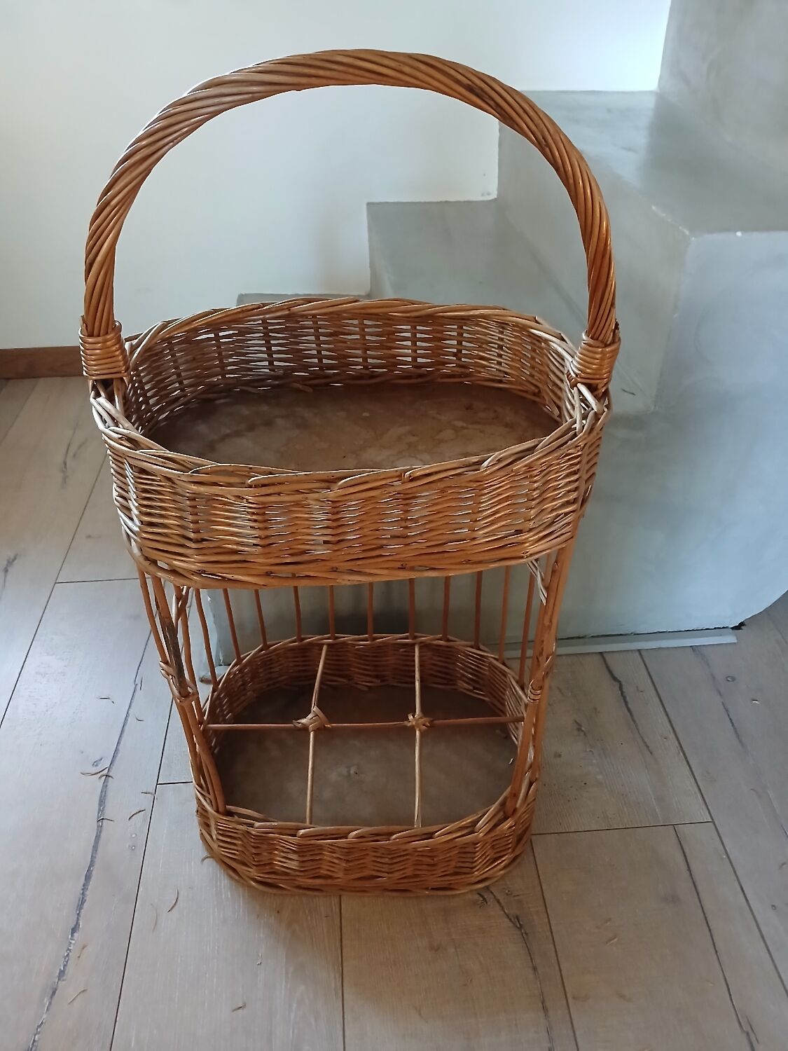 Panier porte bouteilles ancien en rotin