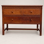 Commode ancienne en chêne sculpté – Début XXe siècle