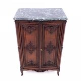 Commode ancienne en bois et pierre, France, fin du XIXe siècle.