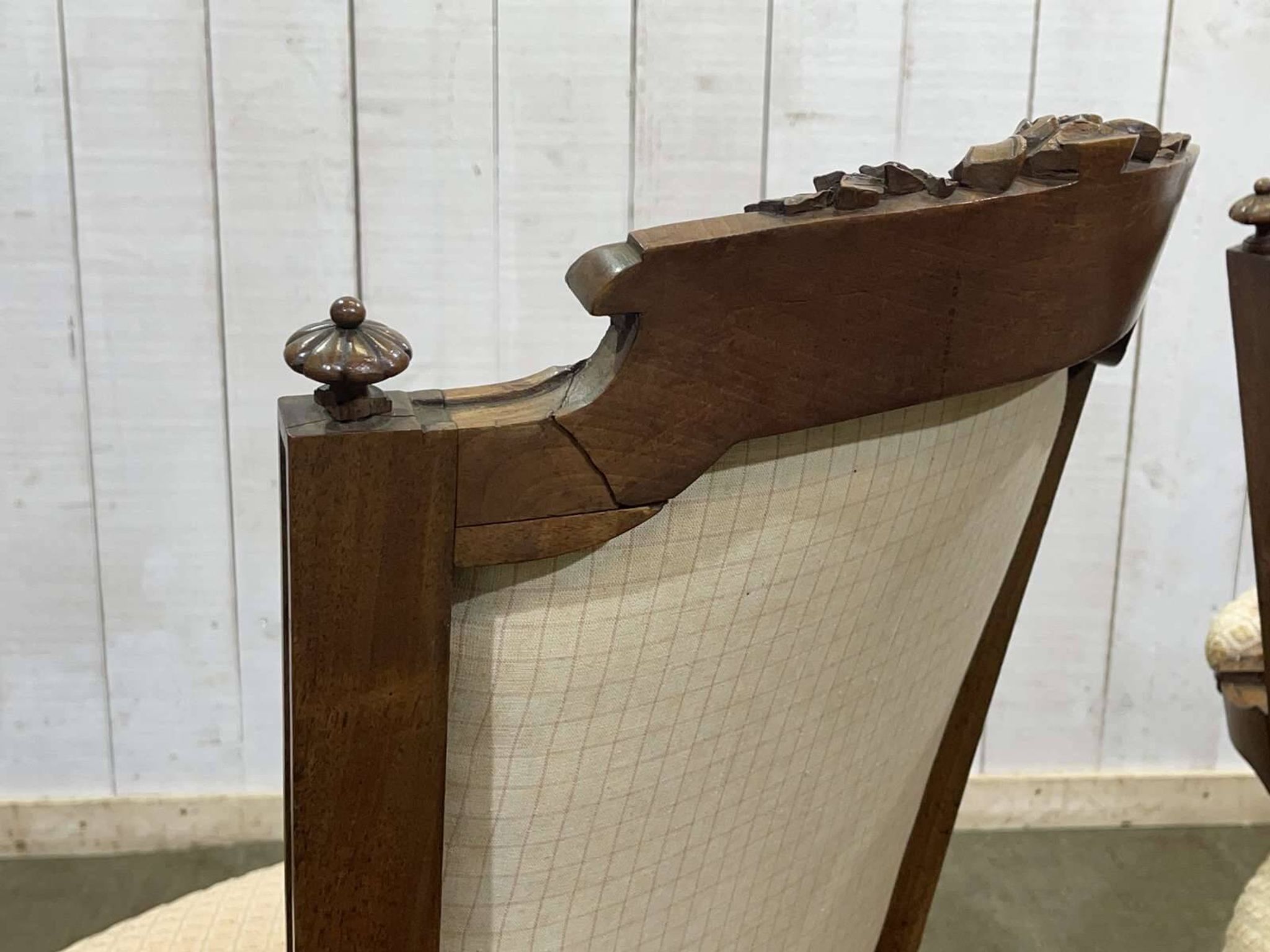 Paire de fauteuils Louis XVI début XXème en noyer