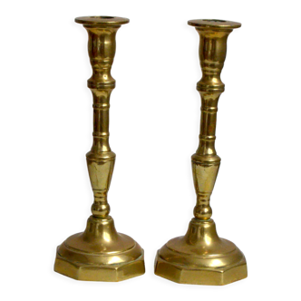 Paire de chandeliers en laiton massif