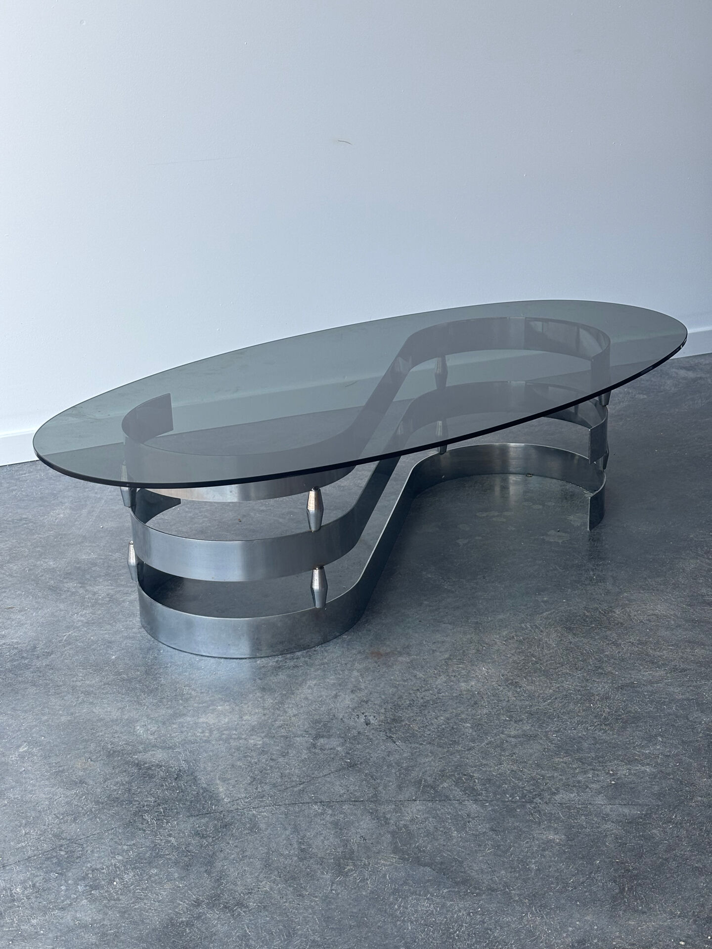 Table basse design en verre fumé et chrome 1970