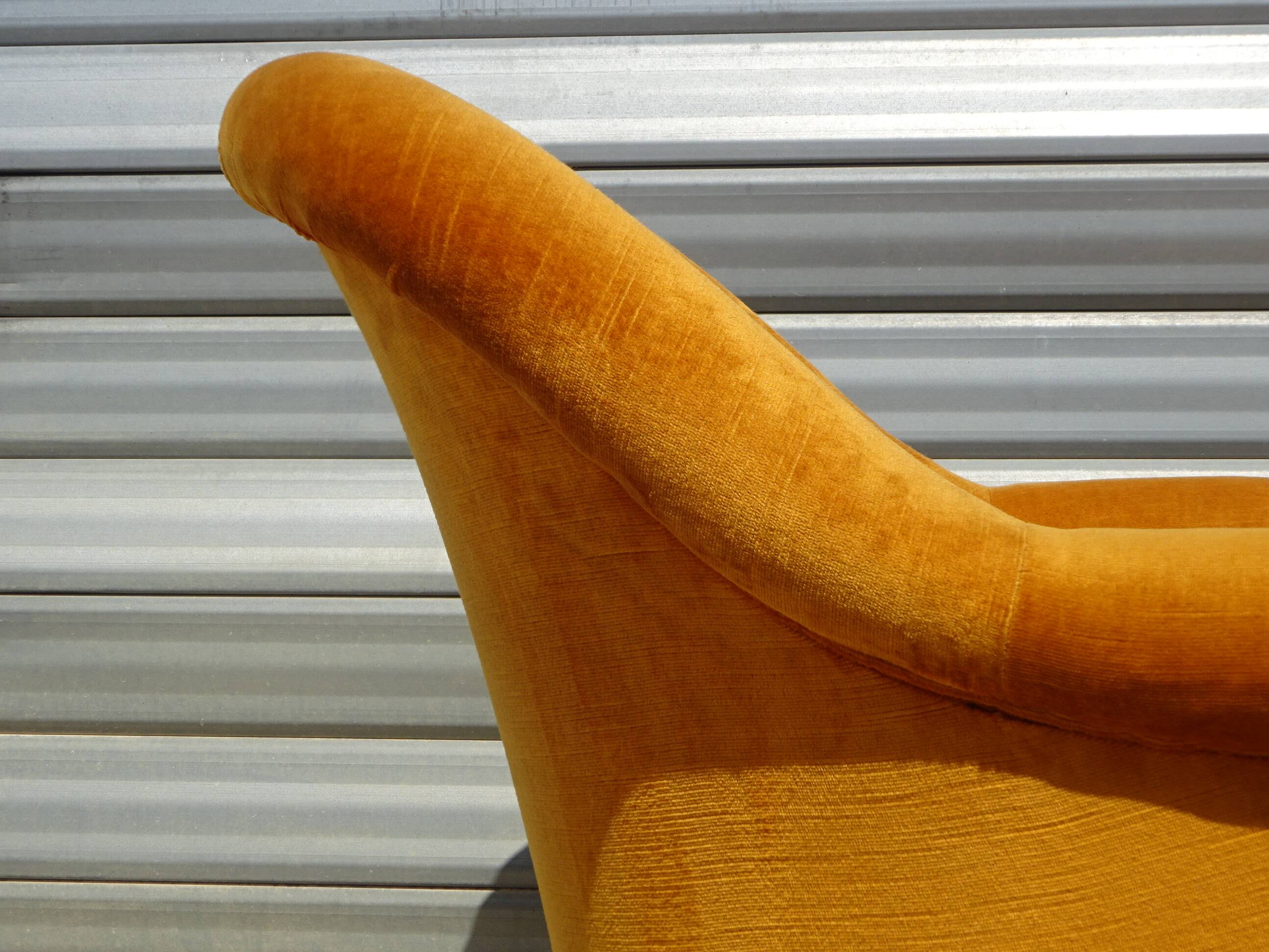 Fauteuil crapaud en velours jaune
