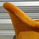 Fauteuil crapaud en velours jaune