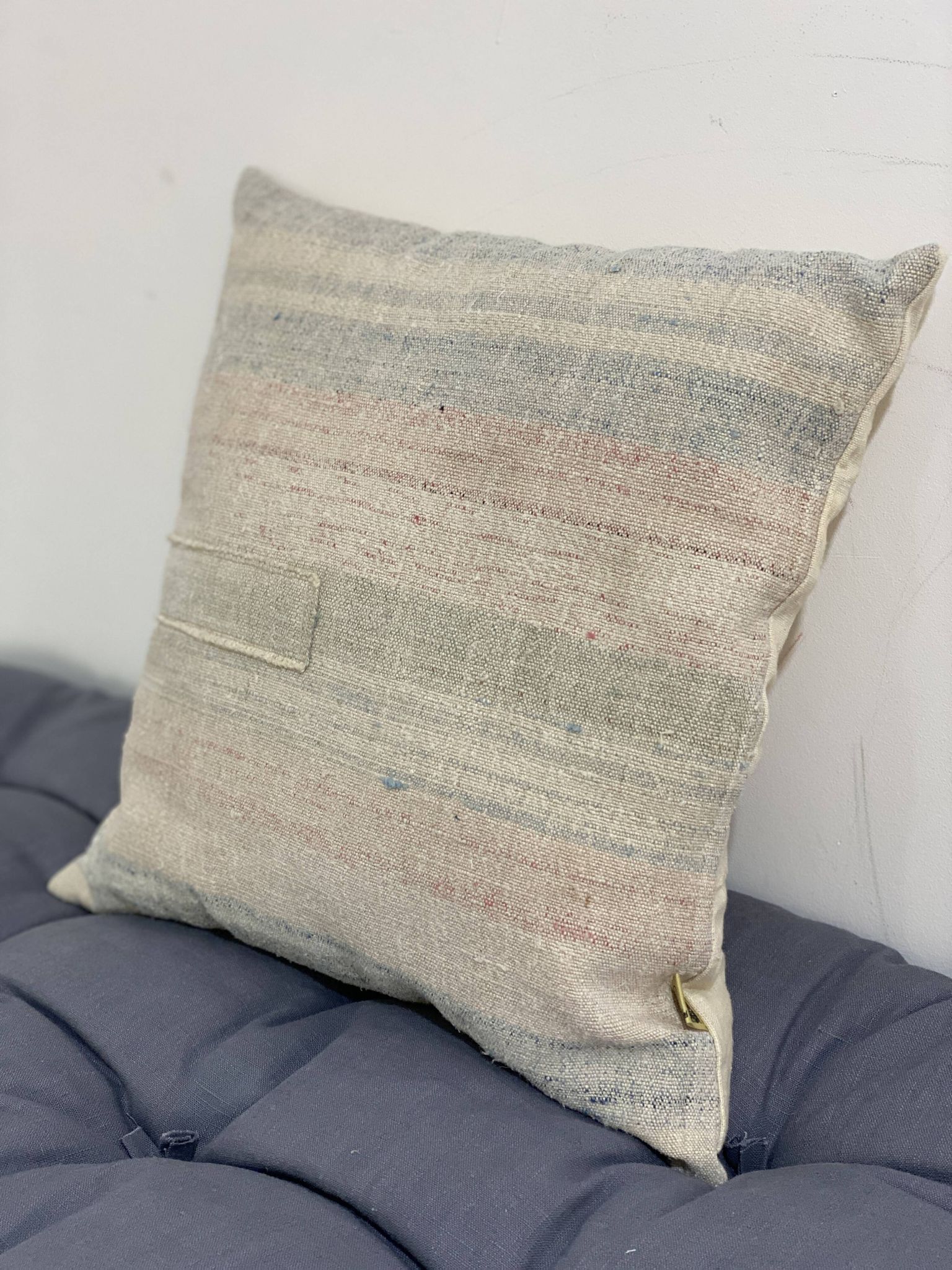 Coussin artisanal en toile ancienne style Kilim